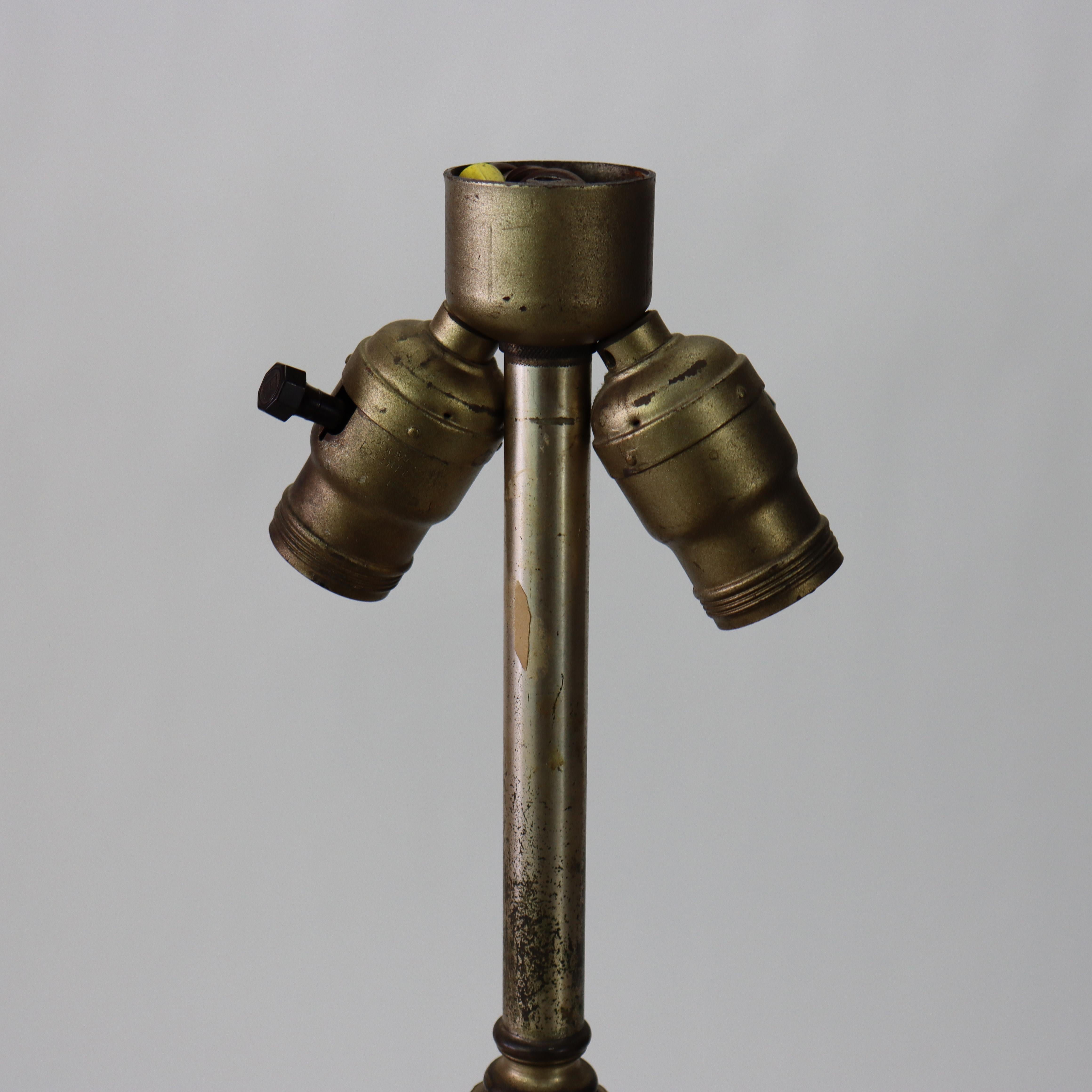 Americano Antica lampada da tavolo in vetro scoria con base illuminata della scuola Bradley & Hubbard, 1920 ca. in vendita