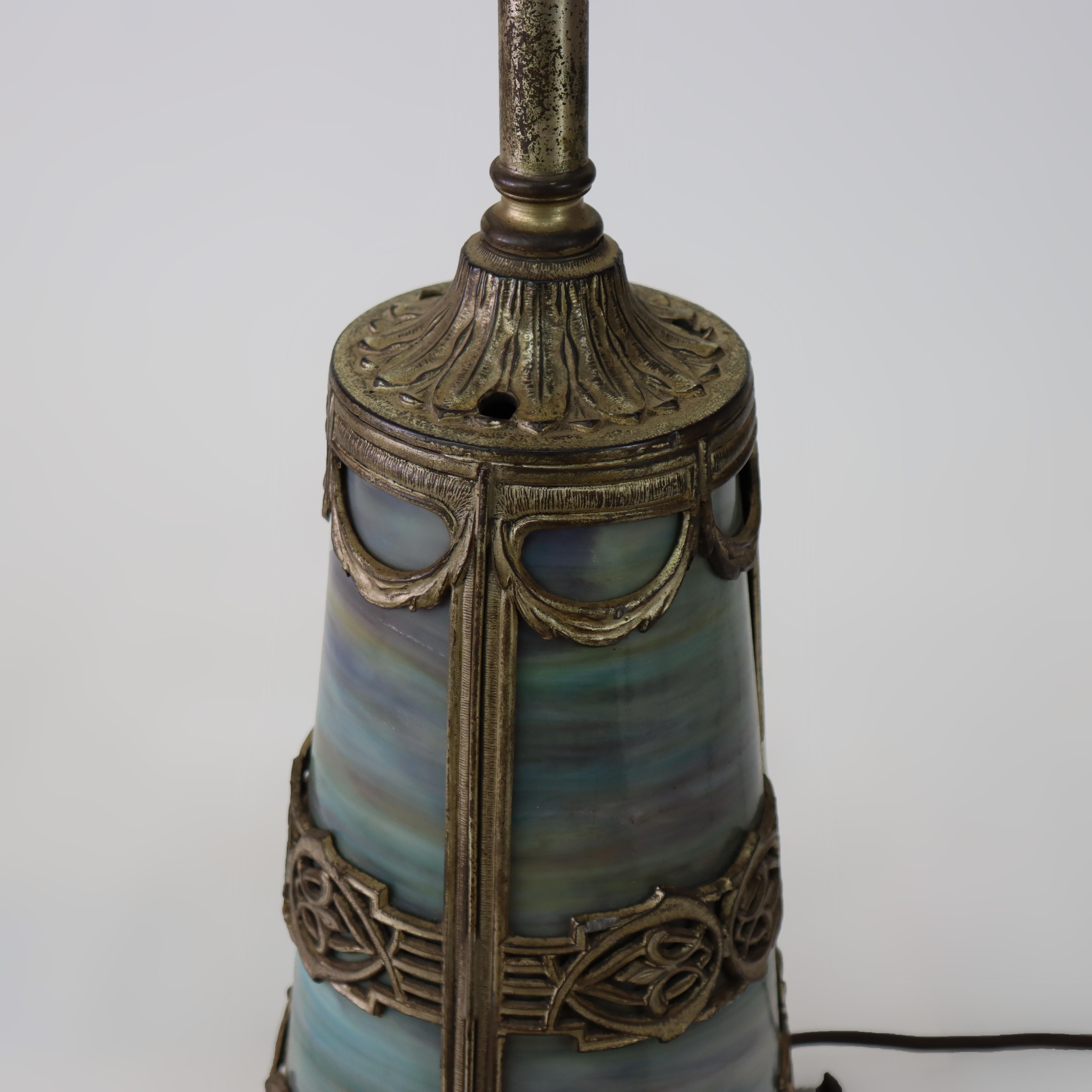 Antica lampada da tavolo in vetro scoria con base illuminata della scuola Bradley & Hubbard, 1920 ca. In condizioni buone in vendita a Big Flats, NY
