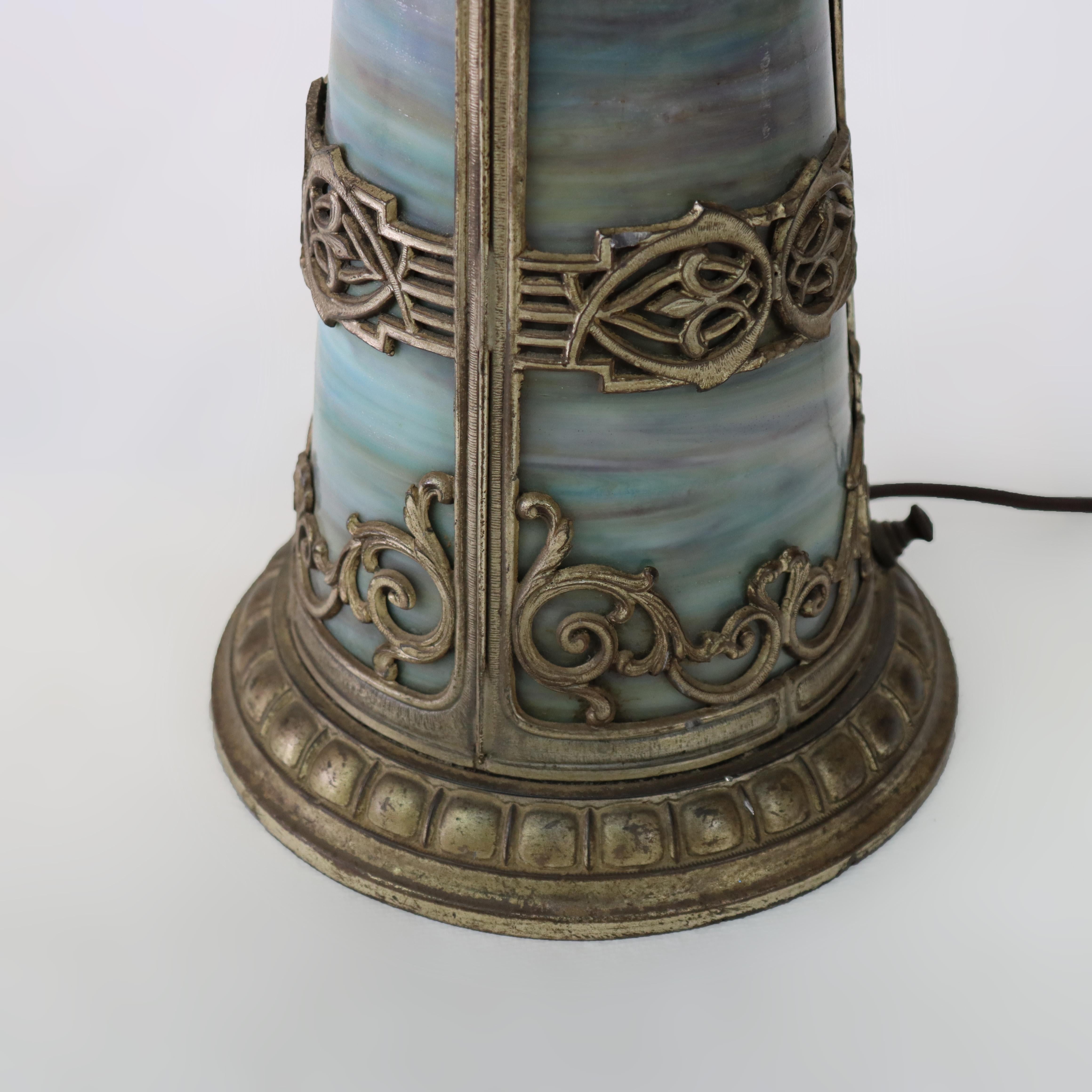 XX secolo Antica lampada da tavolo in vetro scoria con base illuminata della scuola Bradley & Hubbard, 1920 ca. in vendita