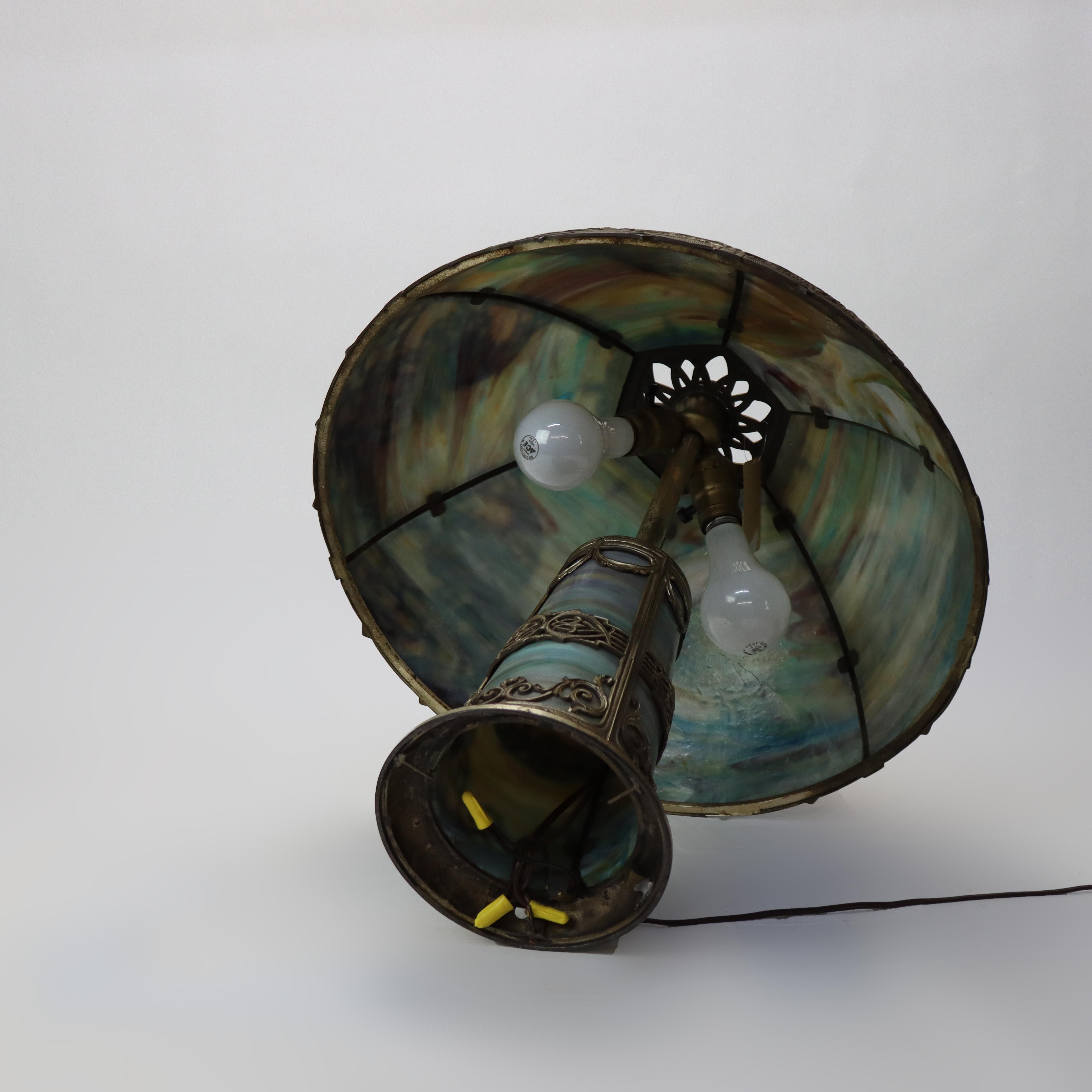 Antica lampada da tavolo in vetro scoria con base illuminata della scuola Bradley & Hubbard, 1920 ca. in vendita 2