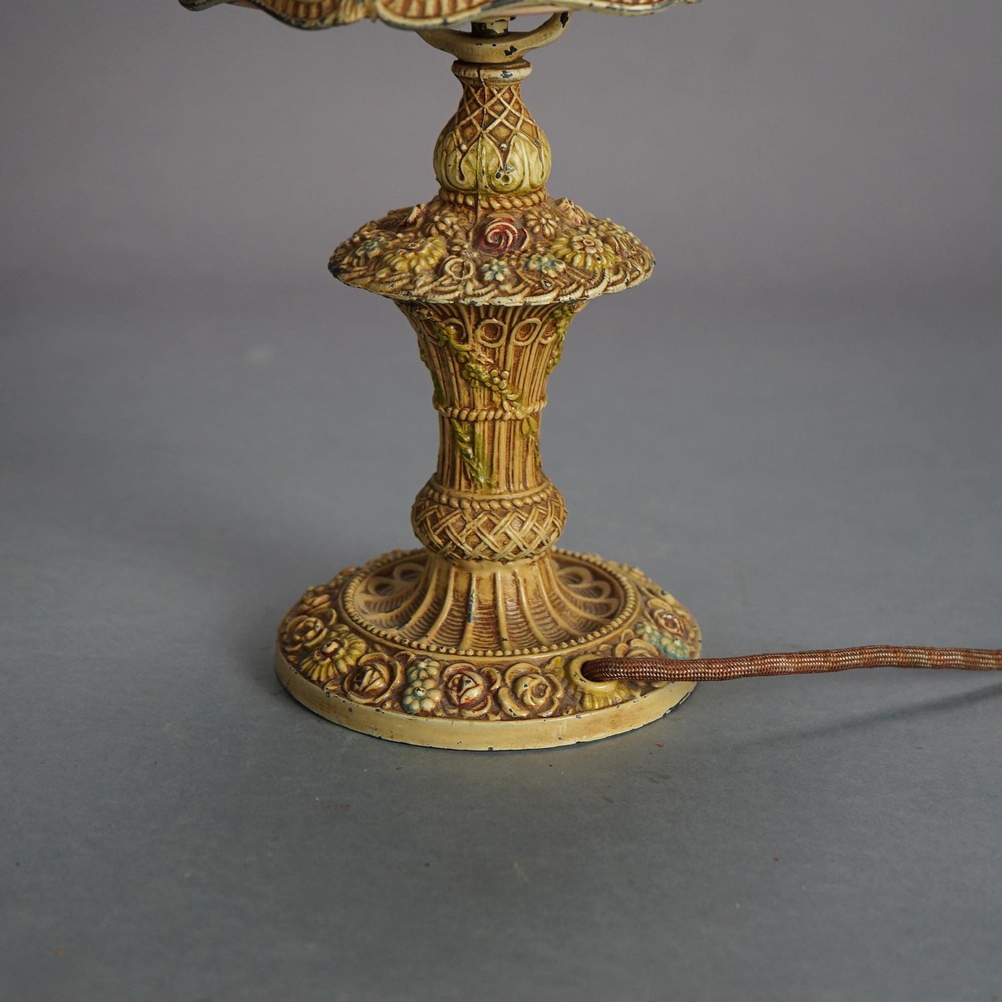 Ancienne lampe de table Panier de Fleurs polychrome de l'école Bradley & Hubbard c1920 en vente 3