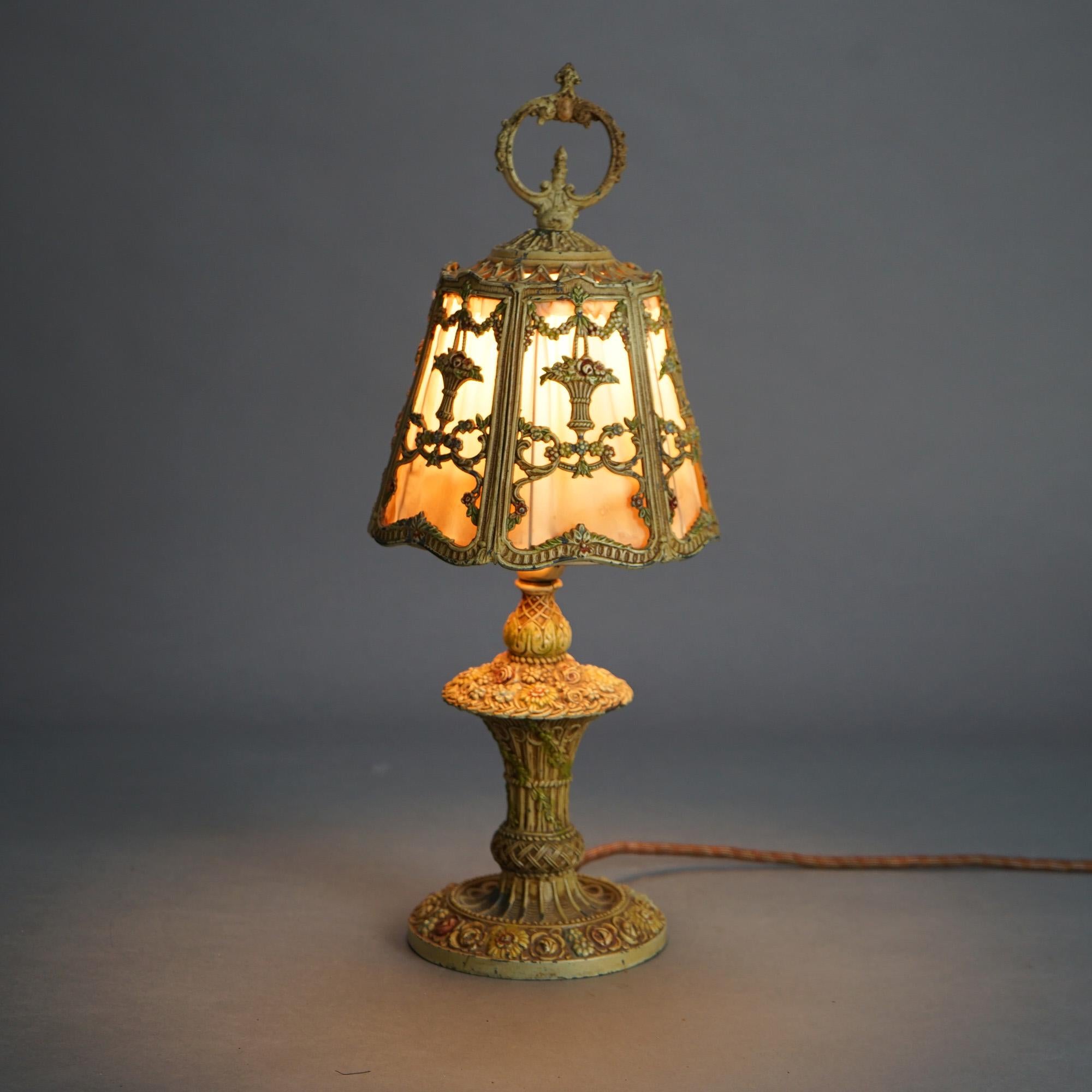 Antike polychromierte Panier de Fleurs Tischlampe in der Art von Bradley & Hubbard um 1920

Maße - 18,5 