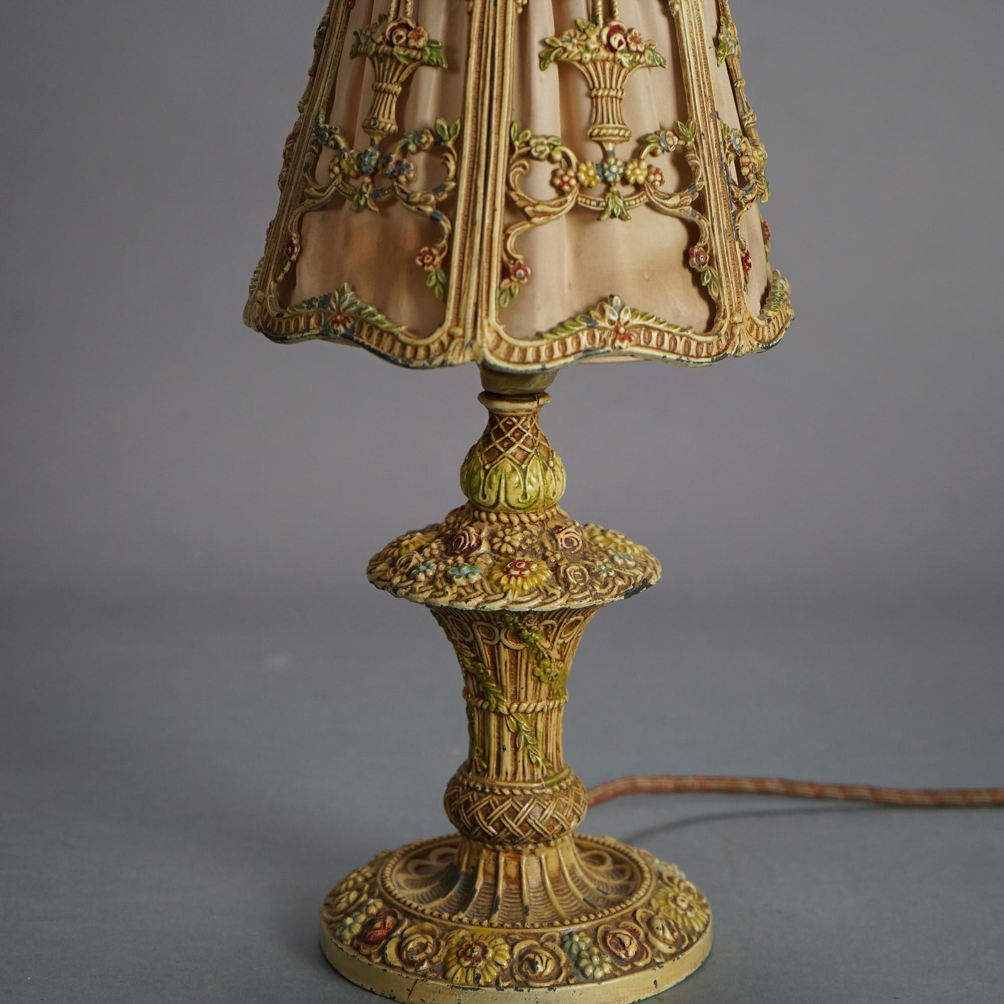 Antike polychromierte Panier de Fleurs-Tischlampe von Bradley & Hubbard School, um 1920 (20. Jahrhundert) im Angebot