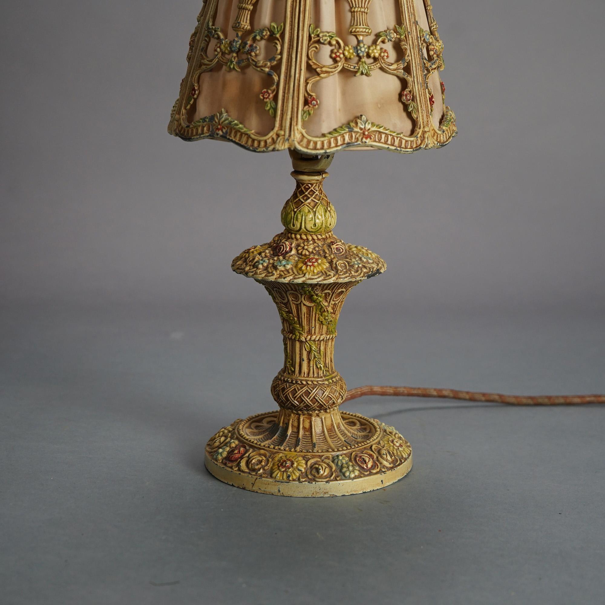 Antike polychromierte Panier de Fleurs-Tischlampe von Bradley & Hubbard School, um 1920 (Metall) im Angebot