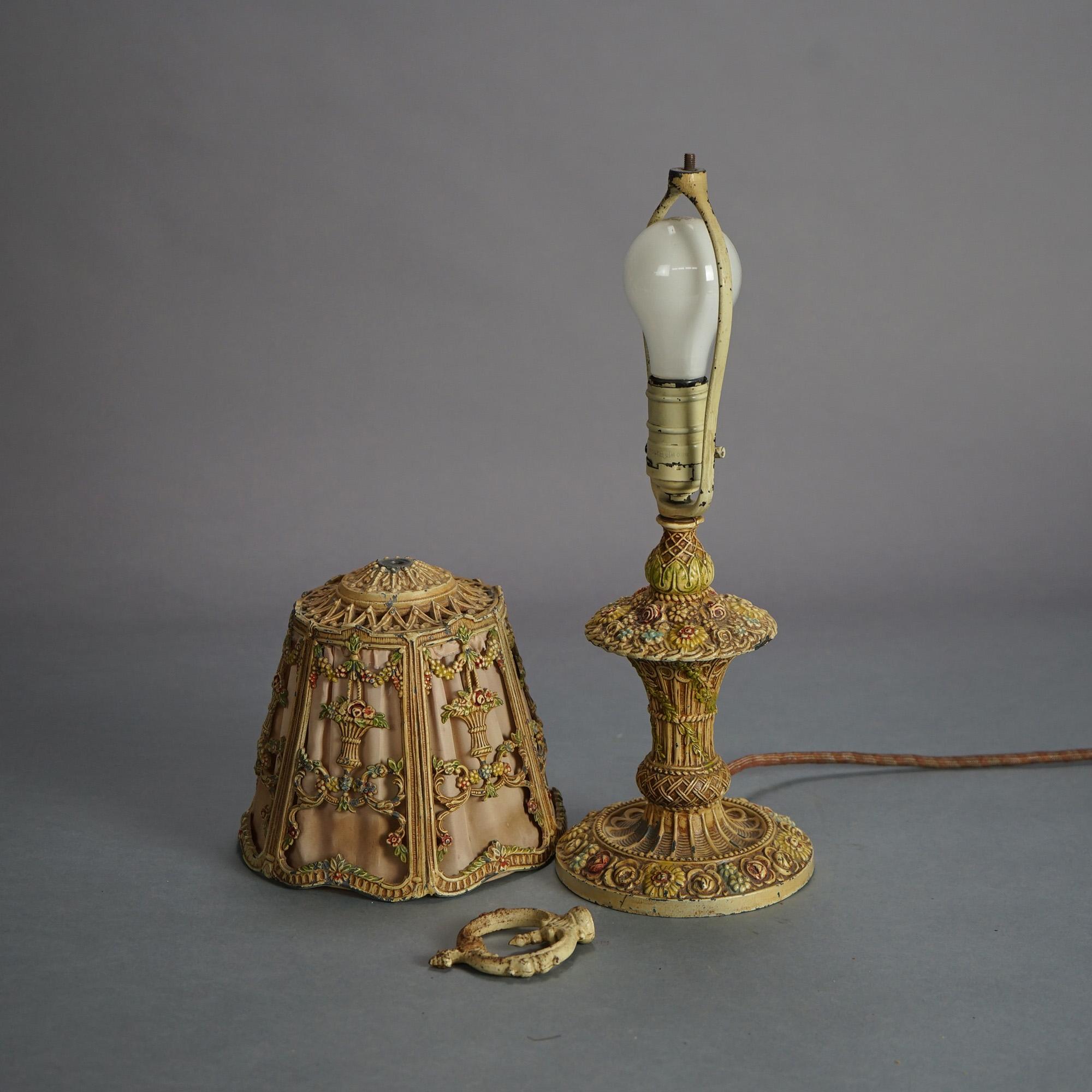 Ancienne lampe de table Panier de Fleurs polychrome de l'école Bradley & Hubbard c1920 en vente 1