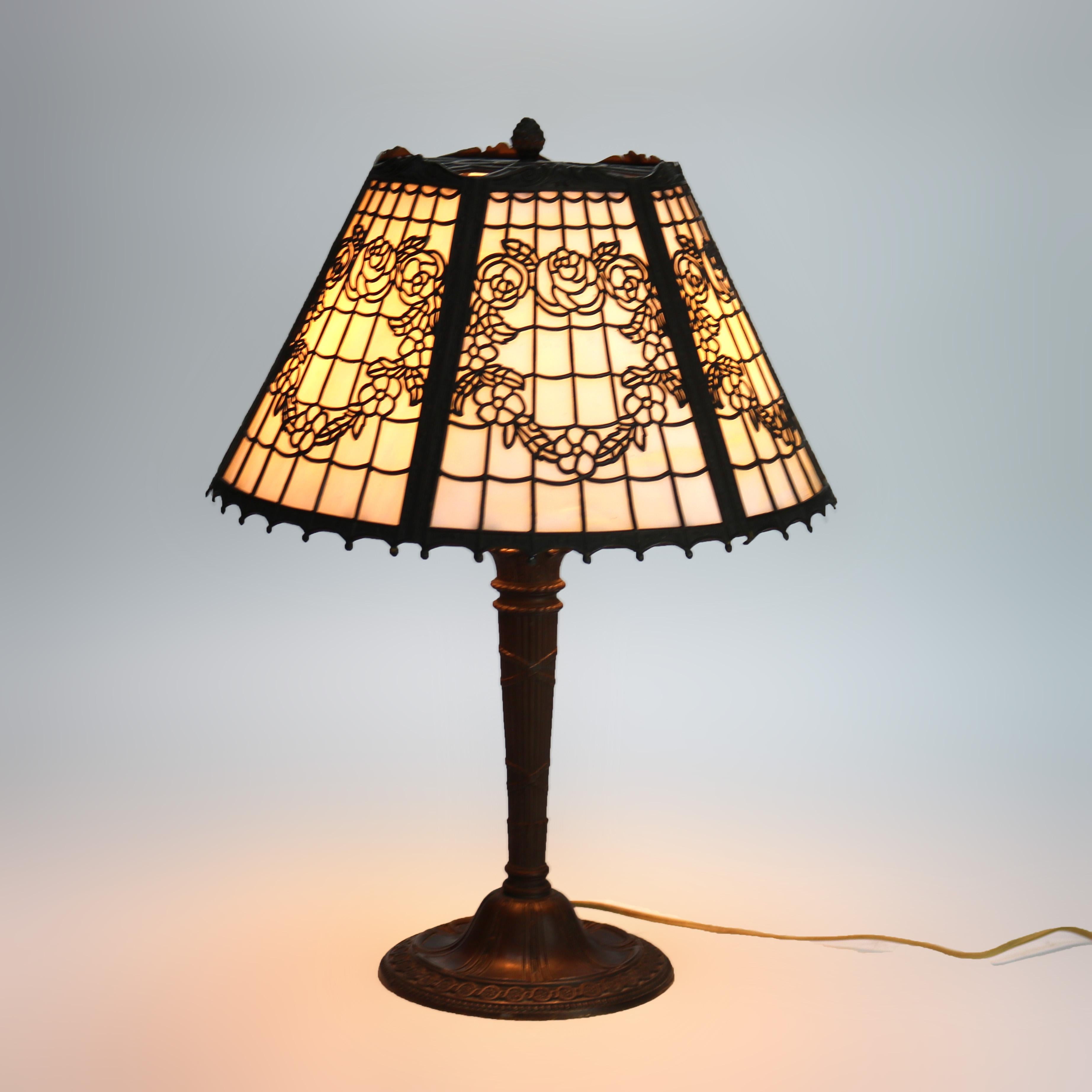 Lampe de table ancienne à six panneaux en verre scorie de l'école Bradley & Hubbard avec abat-jour à motifs floraux filigranés C1920

Mesures - 22,5 