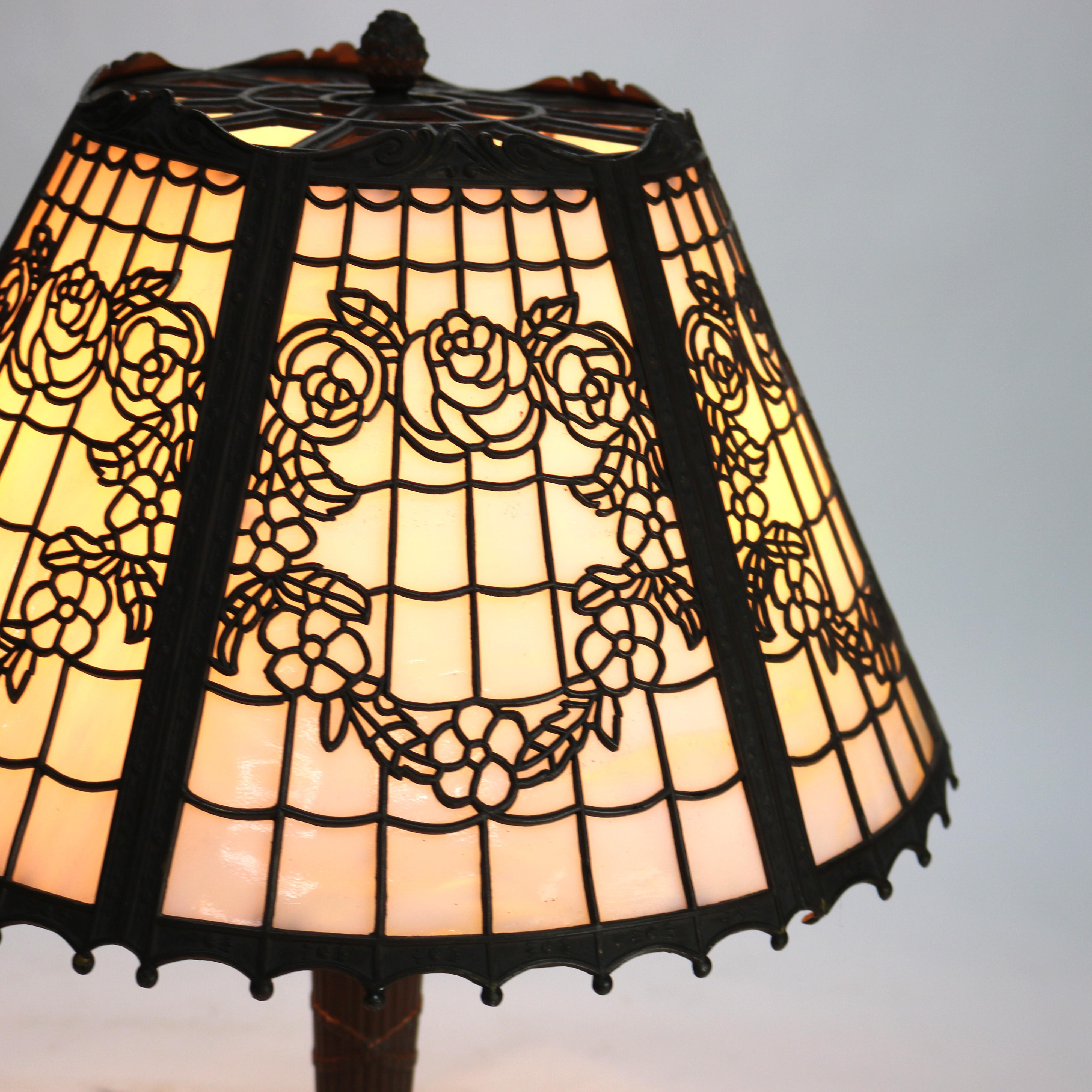 Arts and Crafts Ancienne lampe de bureau Bradley & Hubbard School à six panneaux en verre delag c1920 en vente