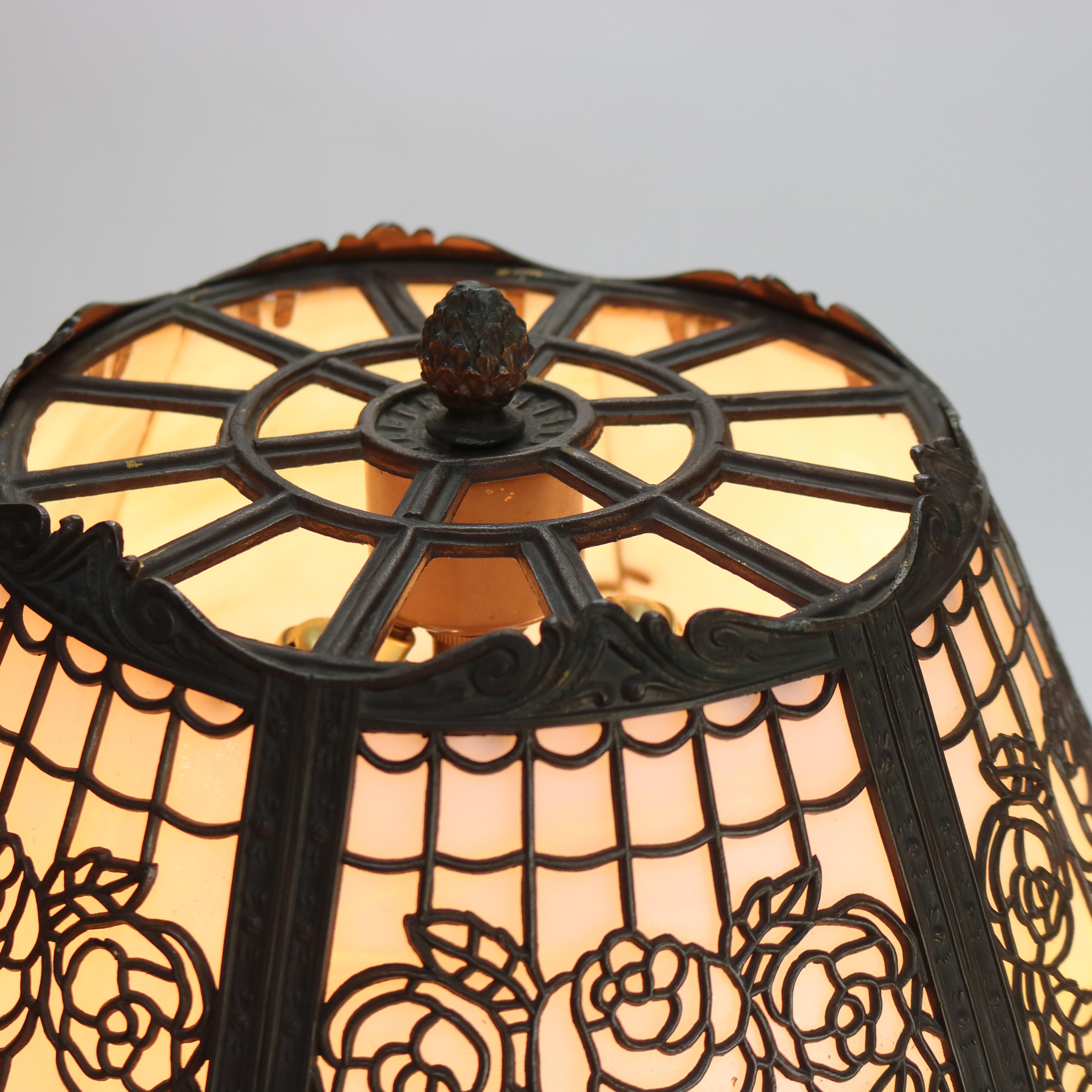 Américain Ancienne lampe de bureau Bradley & Hubbard School à six panneaux en verre delag c1920 en vente
