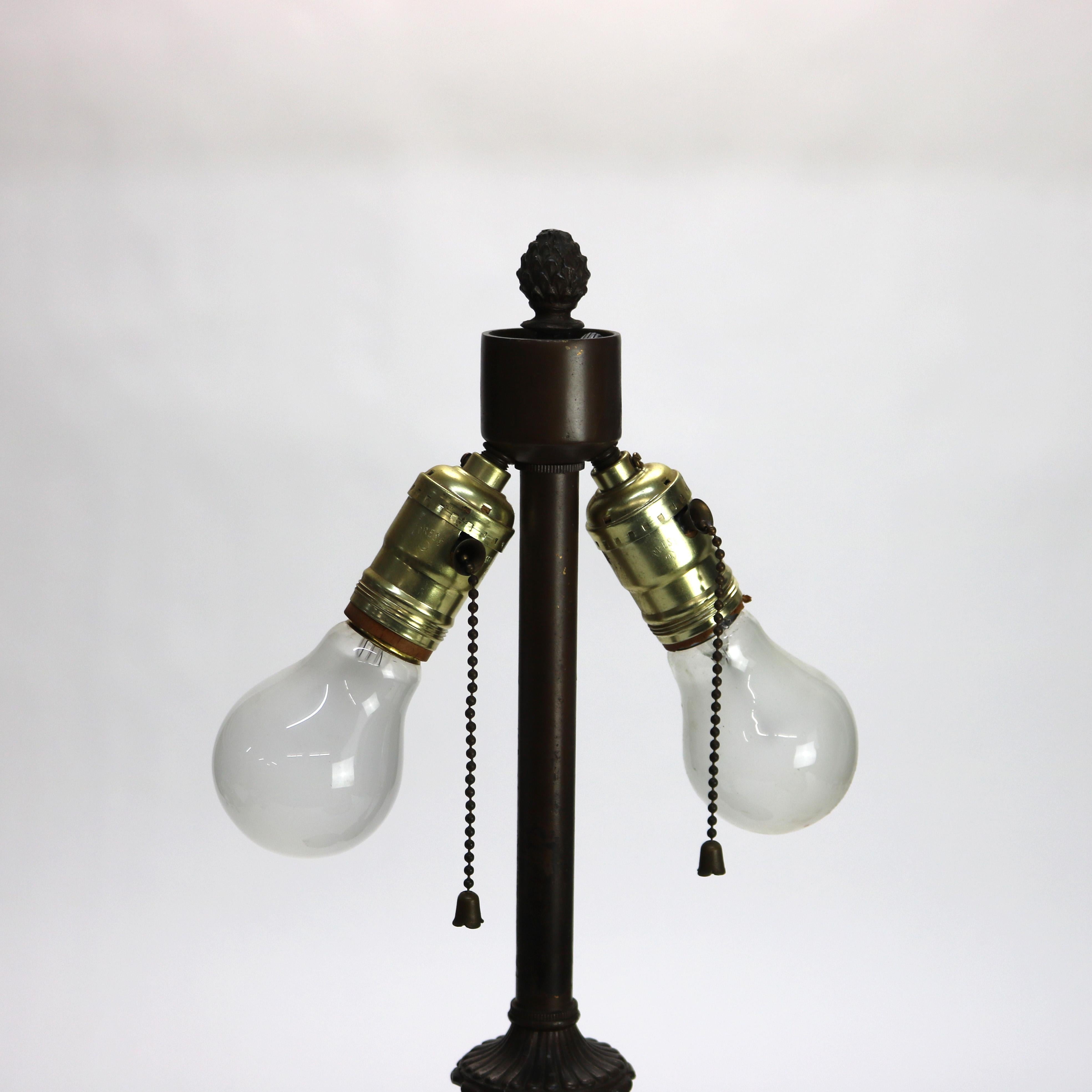 20ième siècle Ancienne lampe de bureau Bradley & Hubbard School à six panneaux en verre delag c1920 en vente