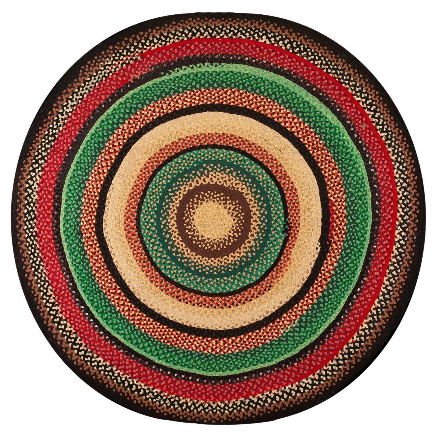 Tapis tressé d
art populaire américain Happy Jewel Tone Color 9
 Round Size Antique American Braided Folk Art Rug