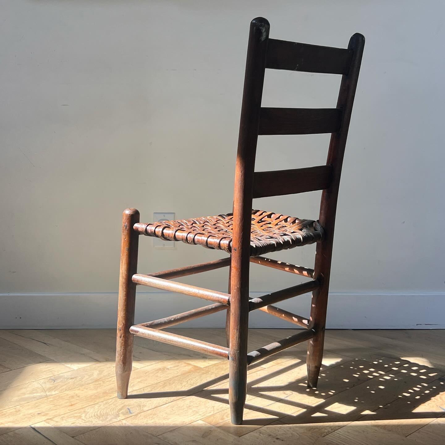 Antiker Beistellstuhl aus geflochtenem Holz, frühes 20. Jahrhundert  im Zustand „Gut“ in View Park, CA