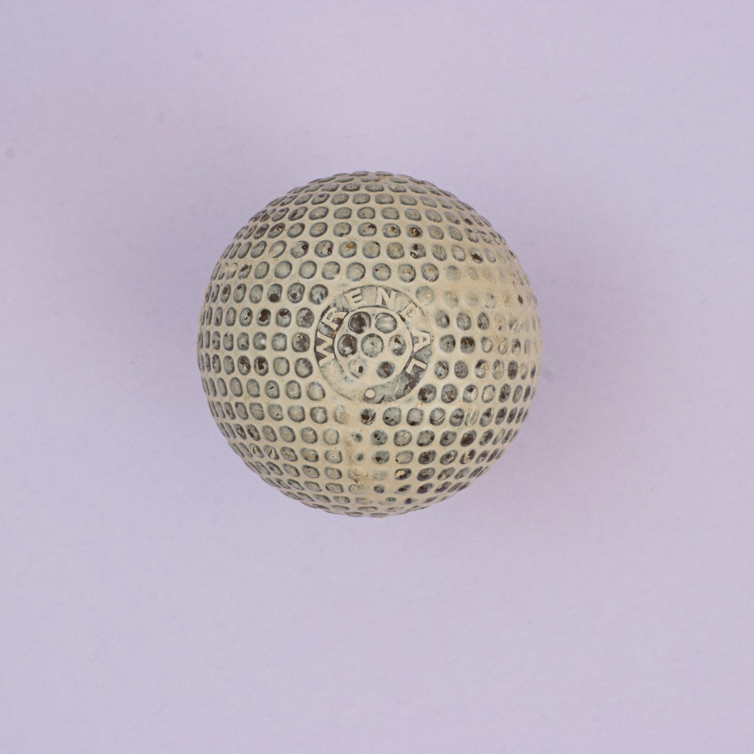Seltener Wrendal Bramble Golfball.
Ein sehr schöner Golfball mit Brombeermuster und viel Farbe auf der Oberfläche. Der mit Guttapercha ummantelte Gummikern-Golfball mit dem seltenen Namen 