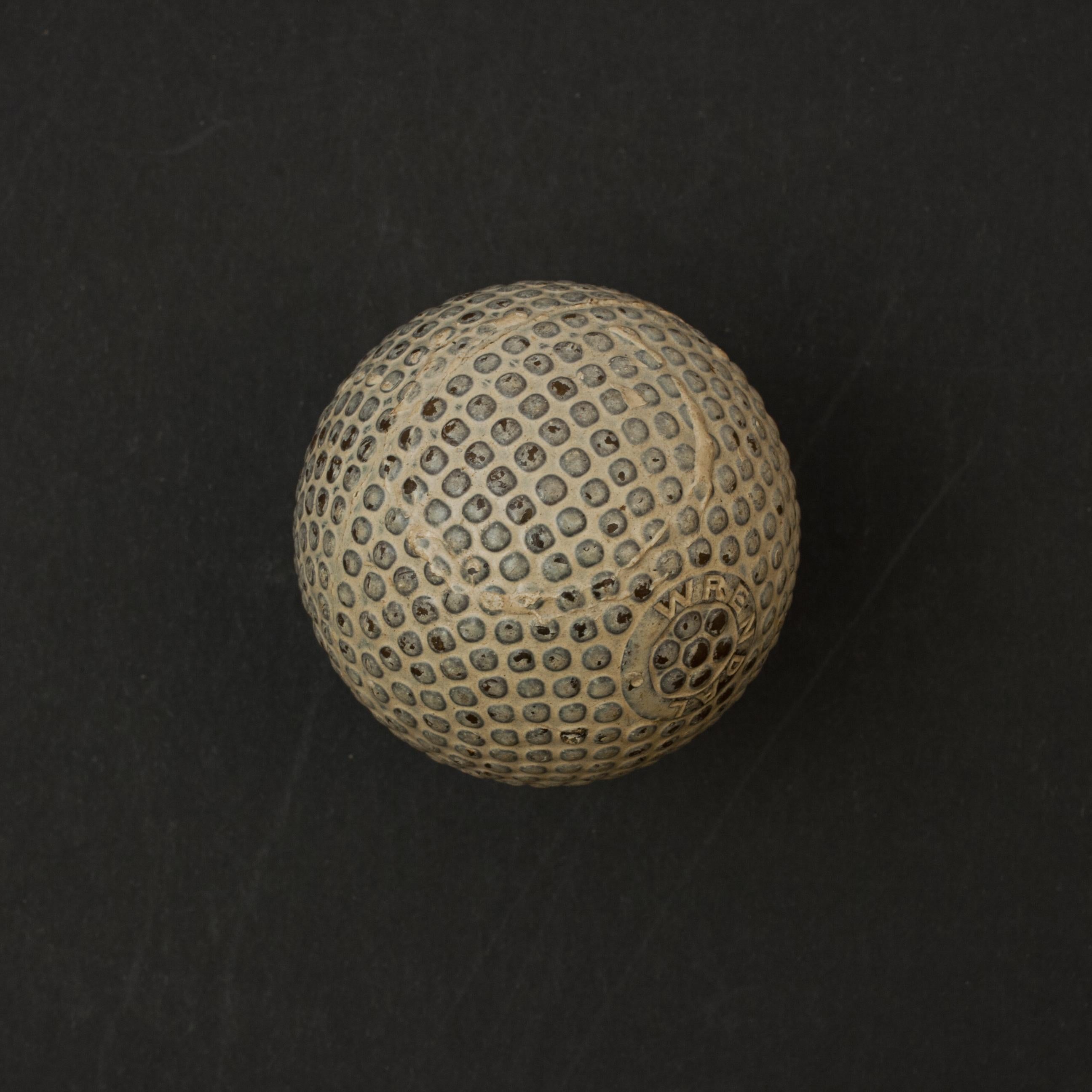 Antique Bramble Pattern Wrendal Golf Ball In Good Condition For Sale In Oxfordshire, GB