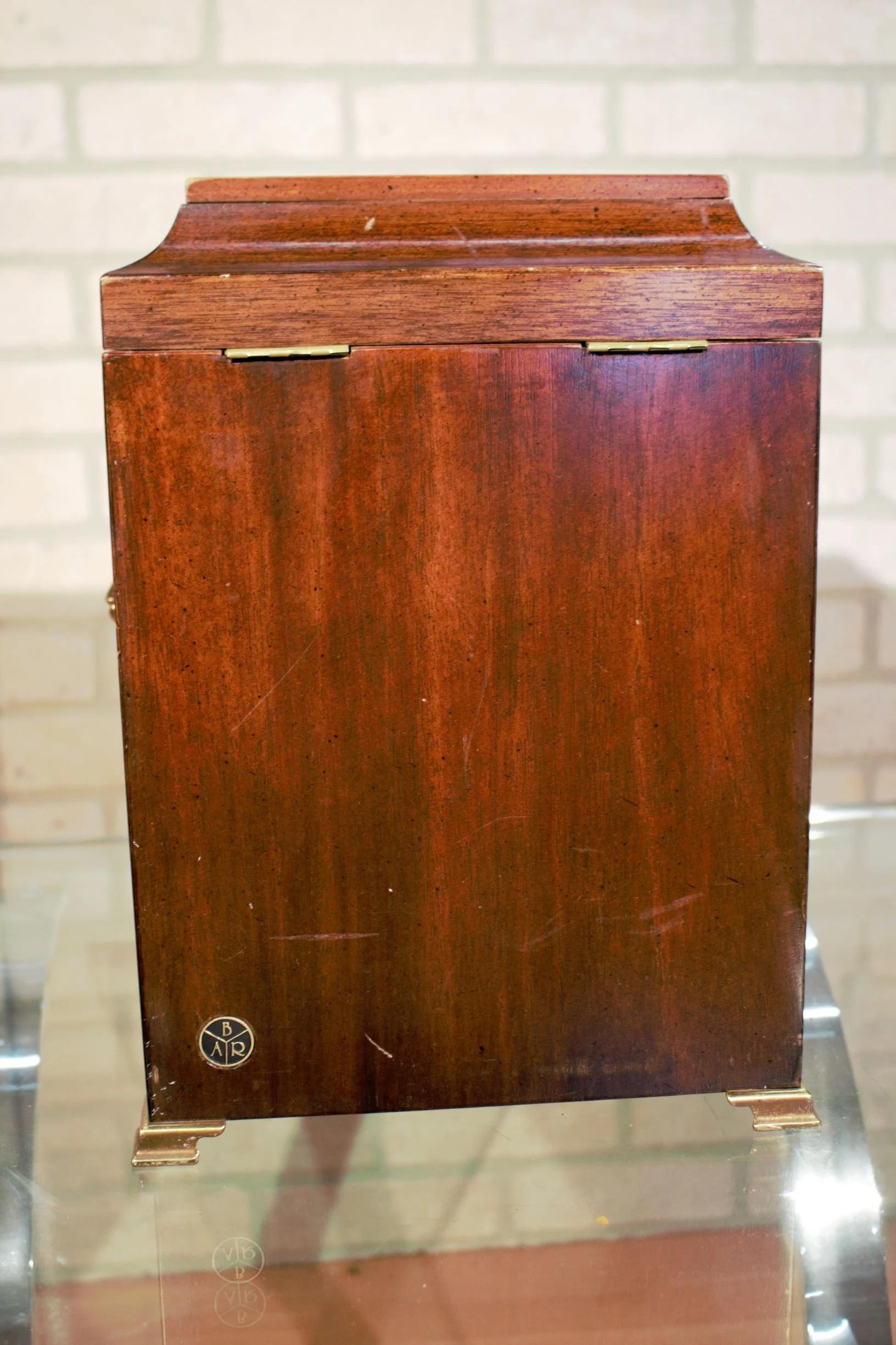 Antico Brandt Furniture Co. Scatola per liquori con 4 bottiglie di decanter in mogano intarsiato

Questo decanter Brandt Furniture Co. ha un bellissimo interno foderato in velluto con quattro bottiglie. I lati hanno bellissime maniglie a testa di