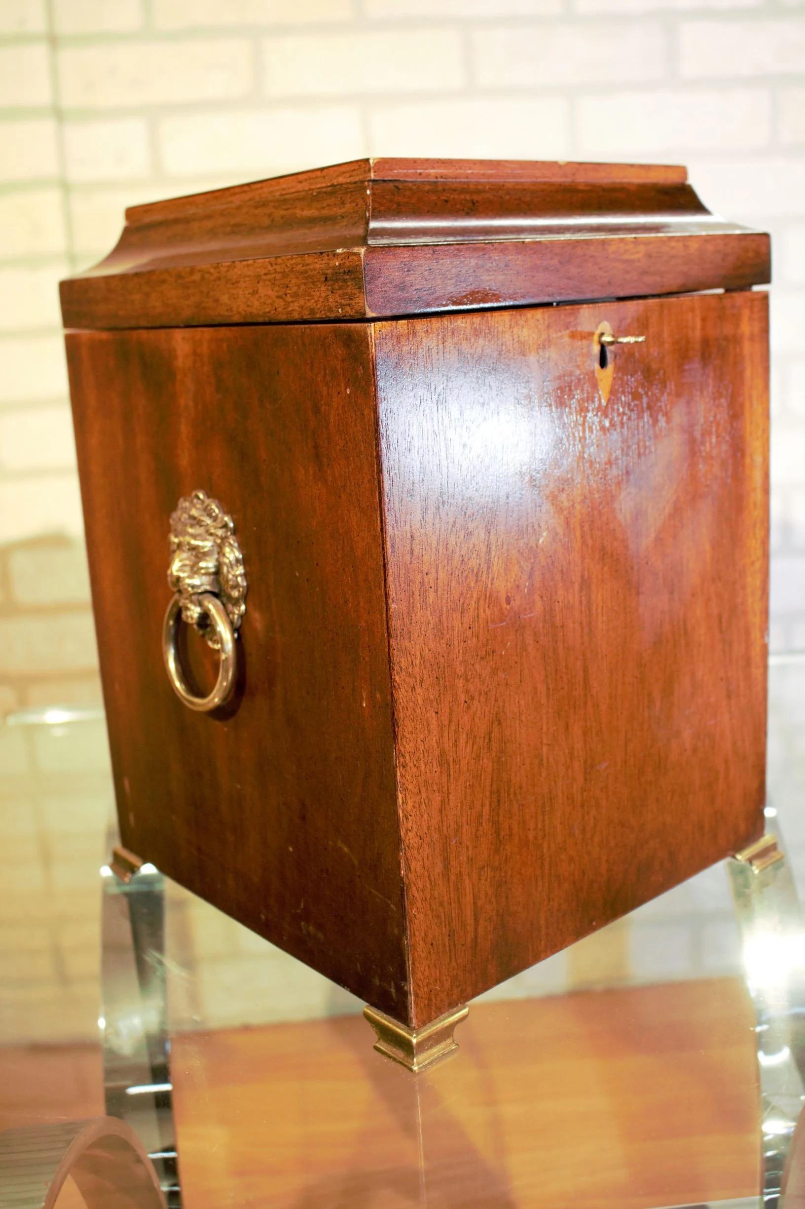 Classico americano Antico Brandt Furniture Co. Scatola per liquori con 4 bottiglie di decanter in mogano intarsiato in vendita