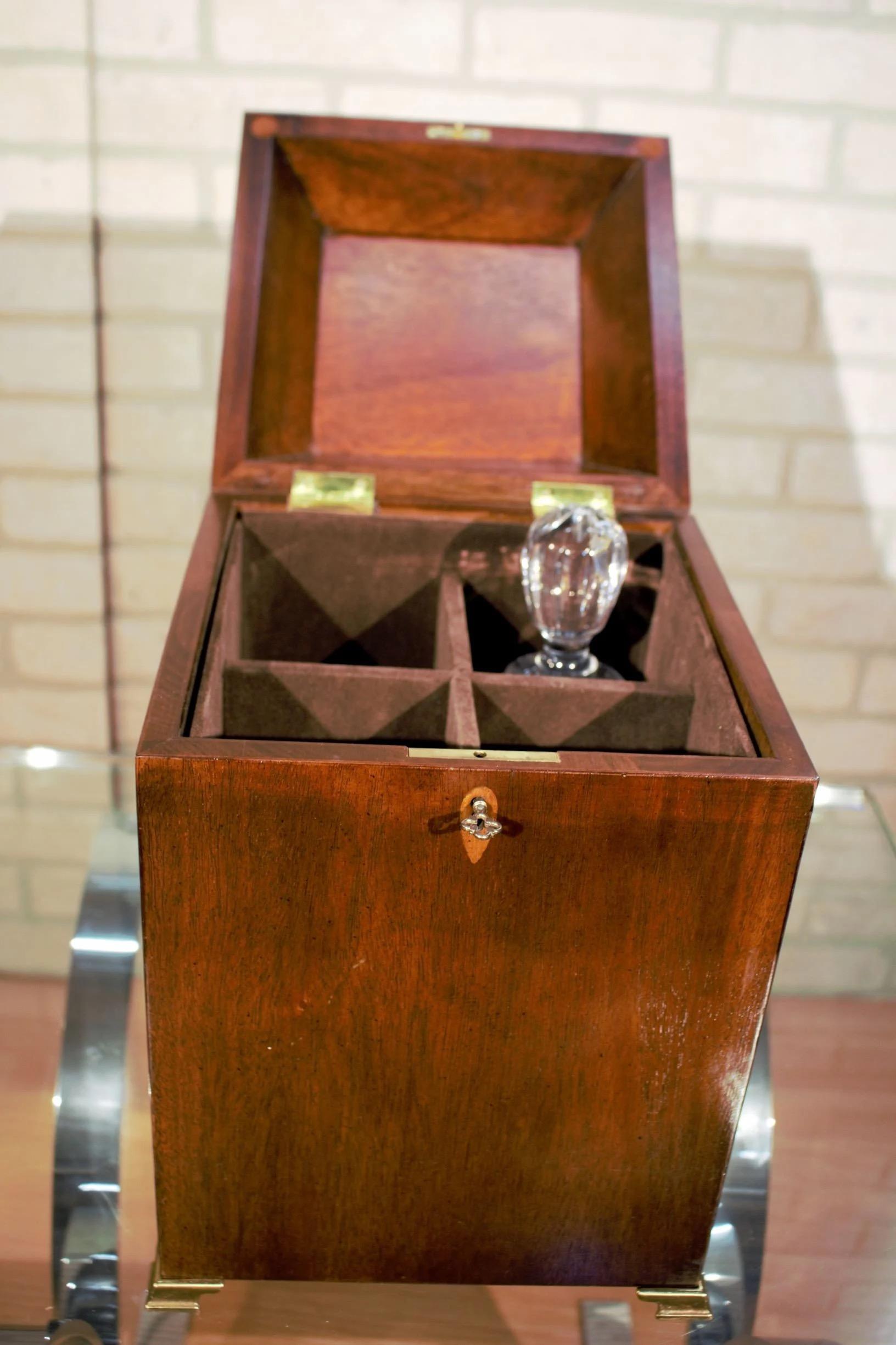 Americano Antico Brandt Furniture Co. Scatola per liquori con 4 bottiglie di decanter in mogano intarsiato in vendita