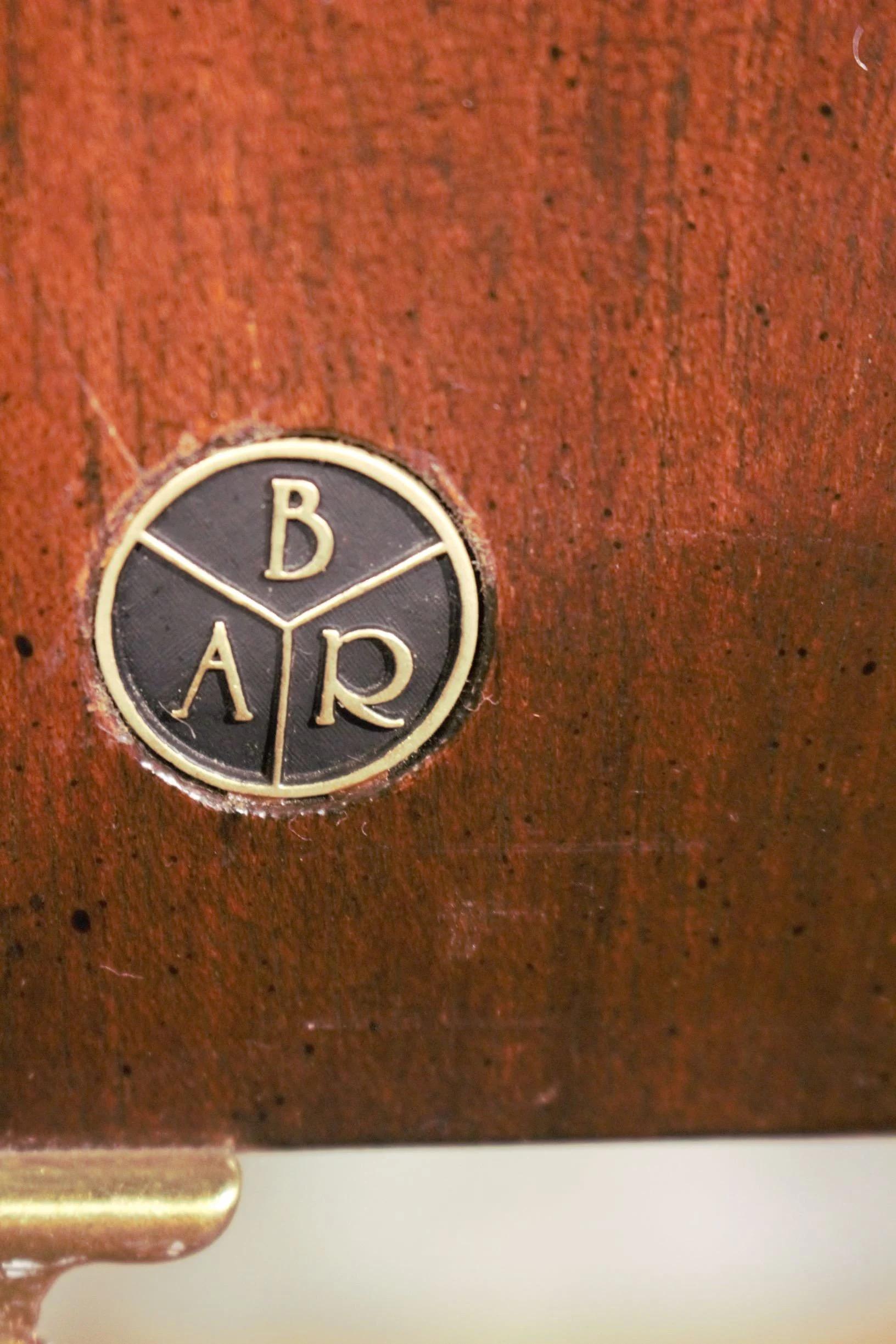 Antico Brandt Furniture Co. Scatola per liquori con 4 bottiglie di decanter in mogano intarsiato In condizioni buone in vendita a Chicago, IL