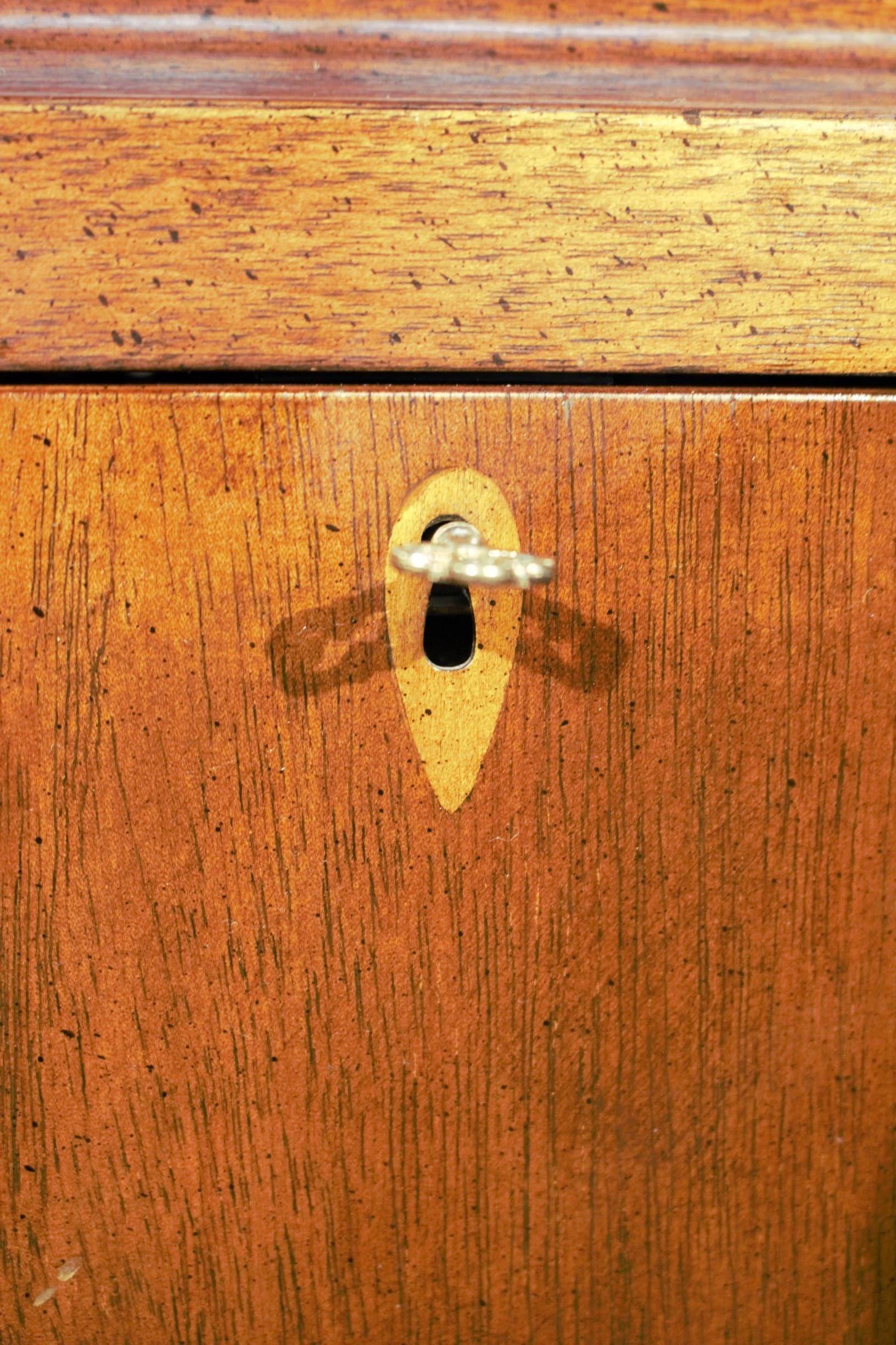 Metà XX secolo Antico Brandt Furniture Co. Scatola per liquori con 4 bottiglie di decanter in mogano intarsiato in vendita