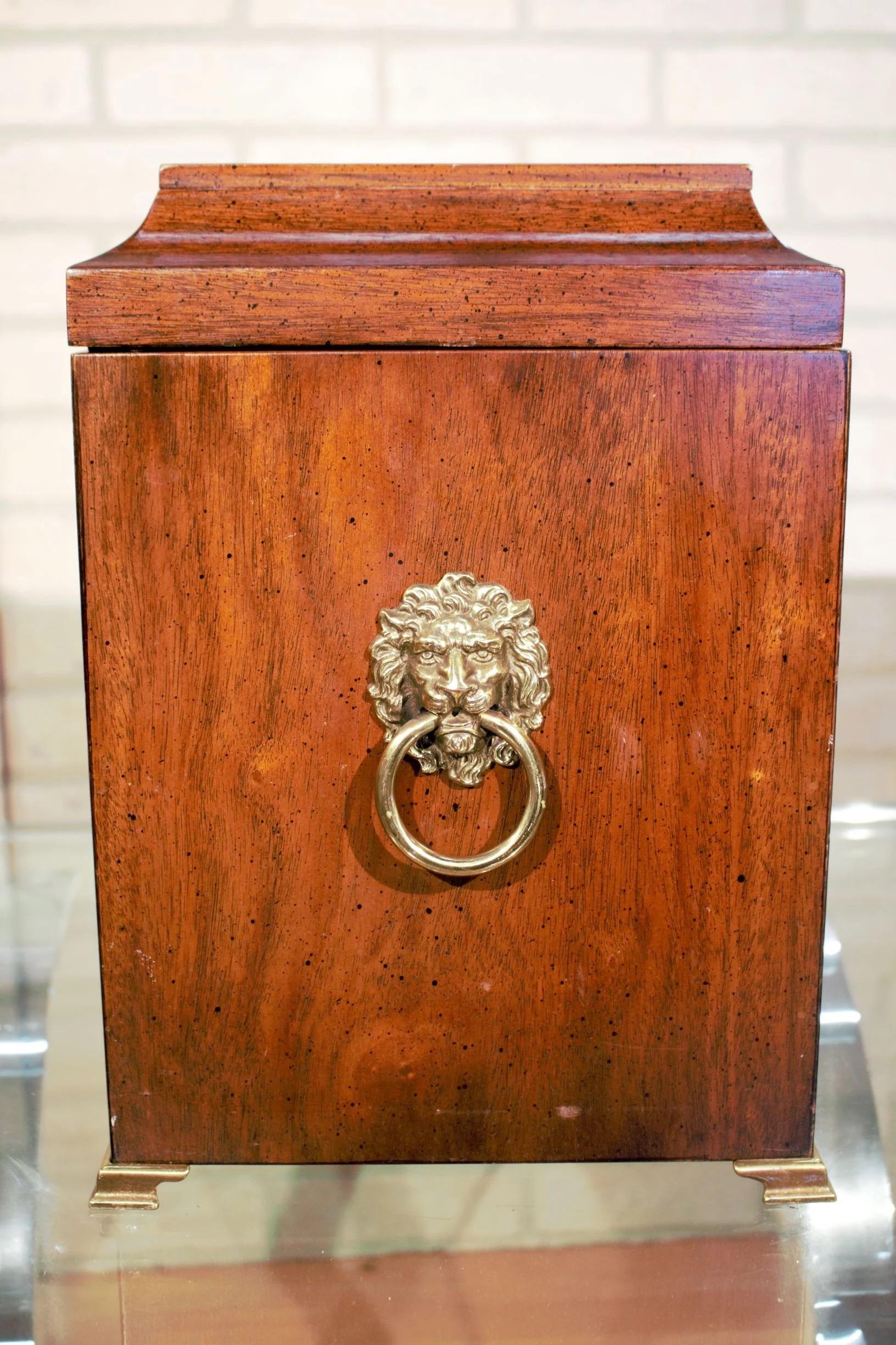 Velluto Antico Brandt Furniture Co. Scatola per liquori con 4 bottiglie di decanter in mogano intarsiato in vendita
