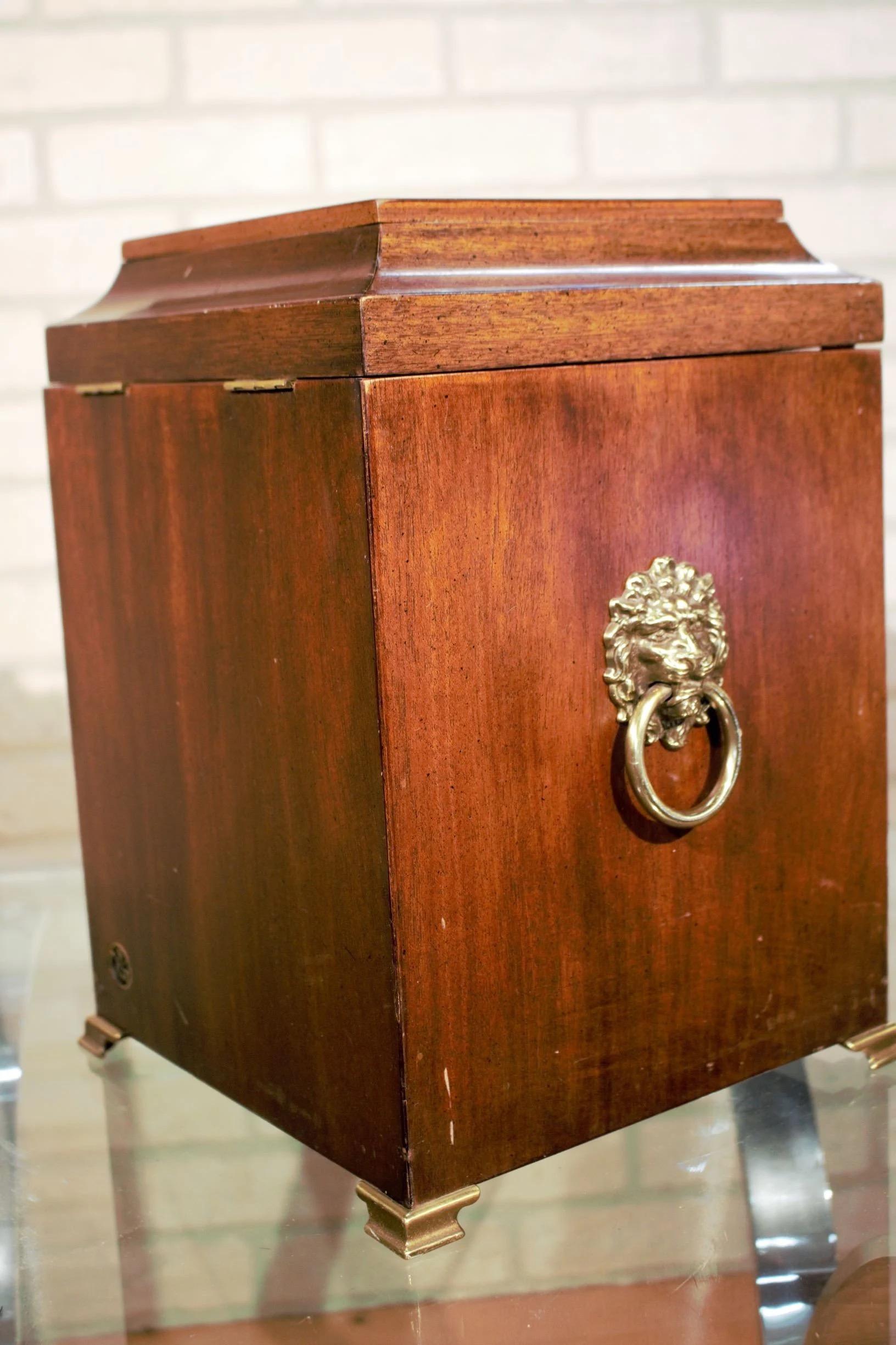 Antico Brandt Furniture Co. Scatola per liquori con 4 bottiglie di decanter in mogano intarsiato in vendita 1