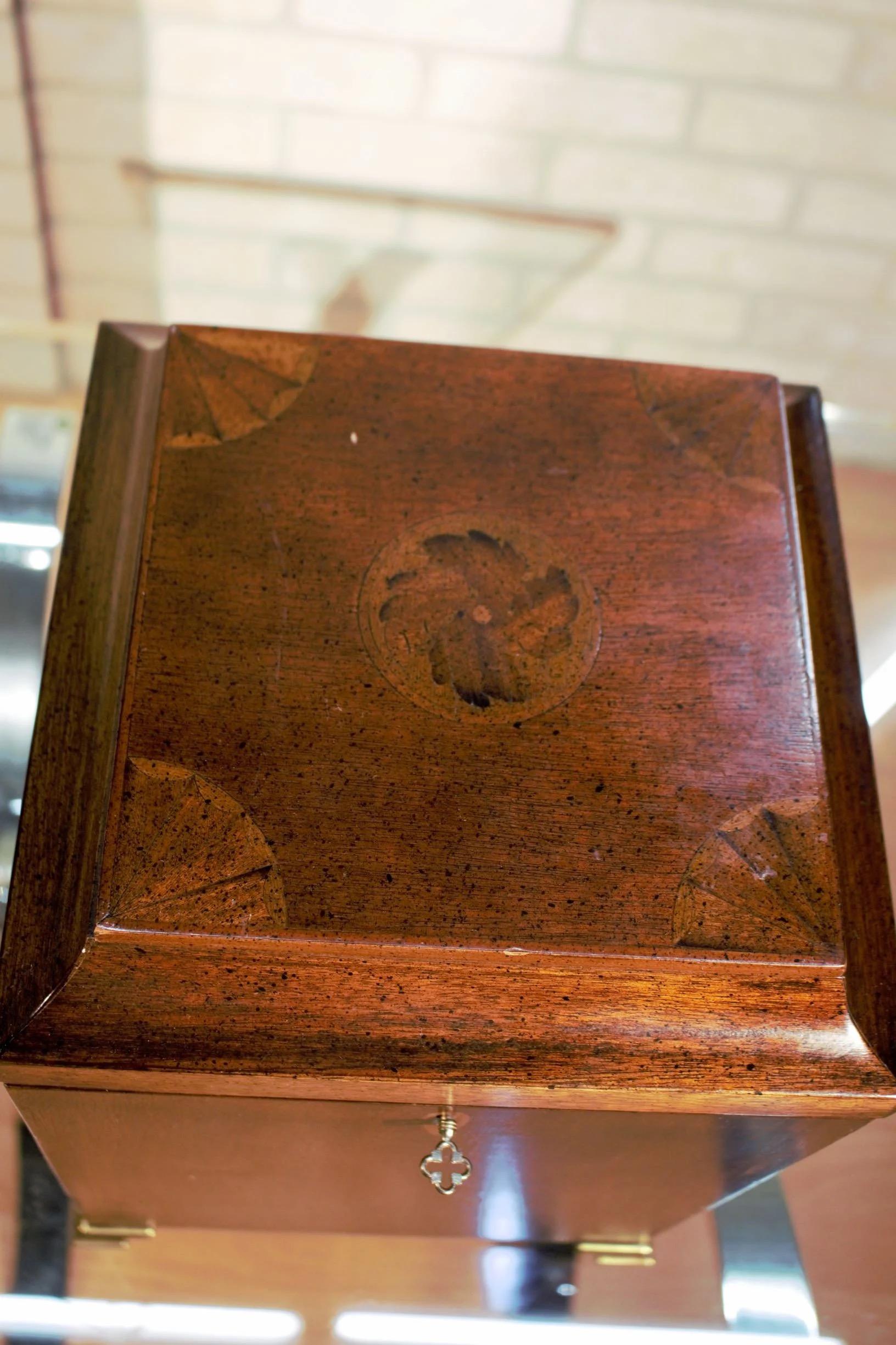 Antico Brandt Furniture Co. Scatola per liquori con 4 bottiglie di decanter in mogano intarsiato in vendita 2