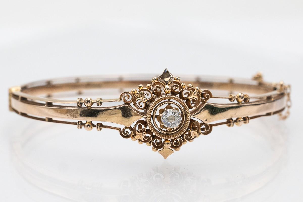 A charming bracelet made of 14-karat gold (0.583 fineness). The center of the bracelet is decorated with an old brilliant-cut diamond weighing approx. 0.23 ct (H color, SI1 clarity)

Origin: Austria-Hungary, preserved import hallmark, late 19th