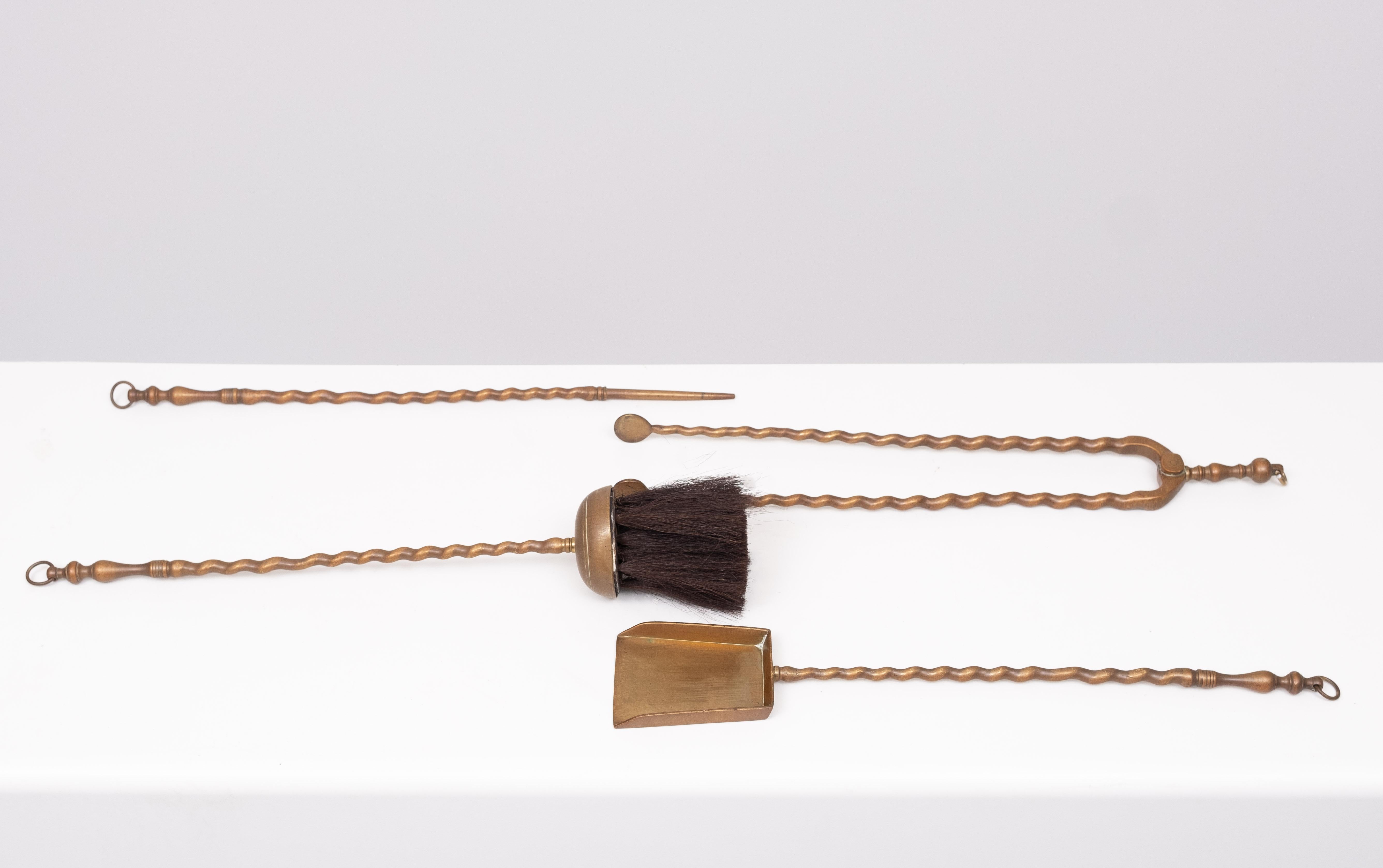 Ottone antico  Set di caminetti, 4 pezzi su una base a treppiede appesa. 
1880s 

