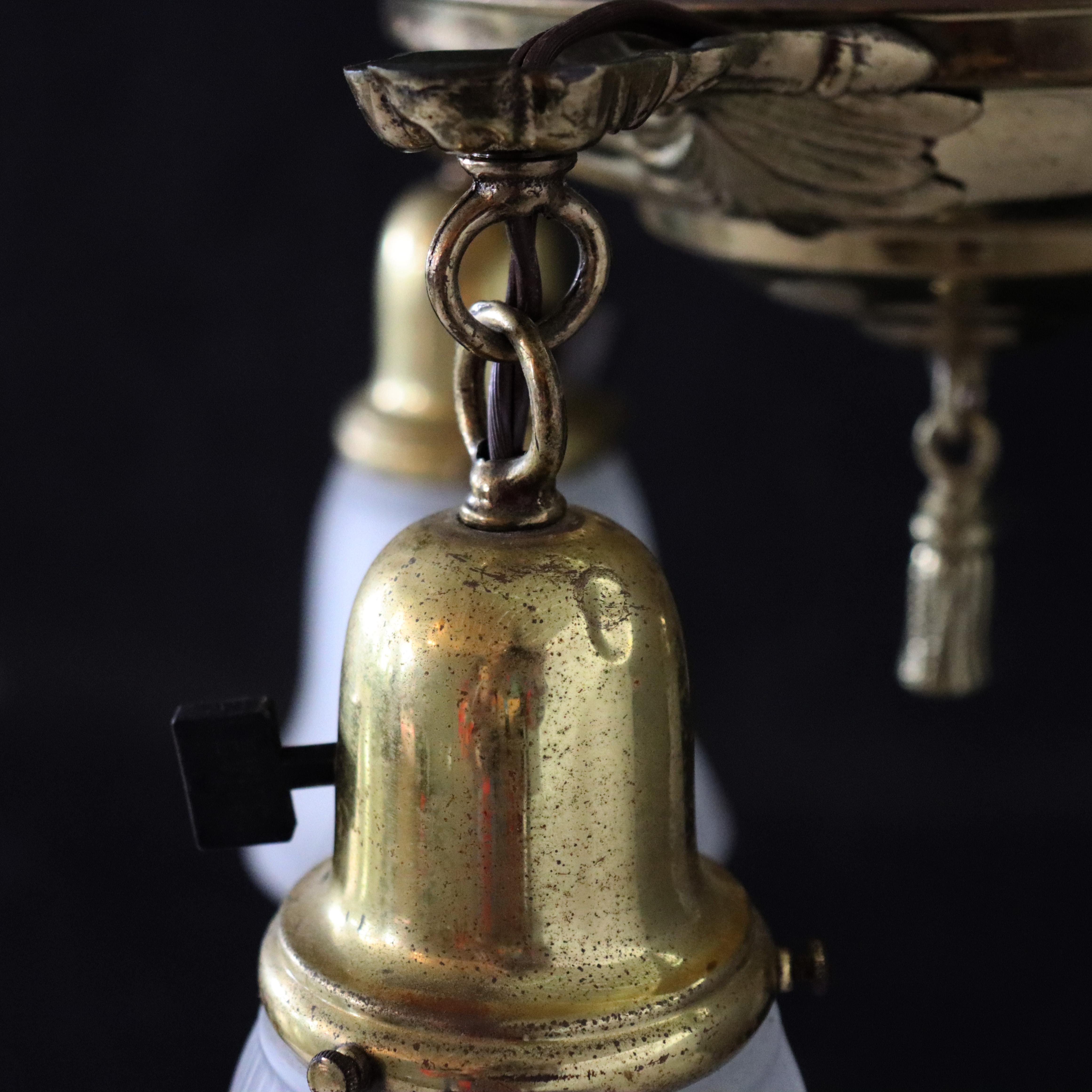 Lampadario a 3 luci in ottone antico con paralumi in vetro opalescente C1930 in vendita 4