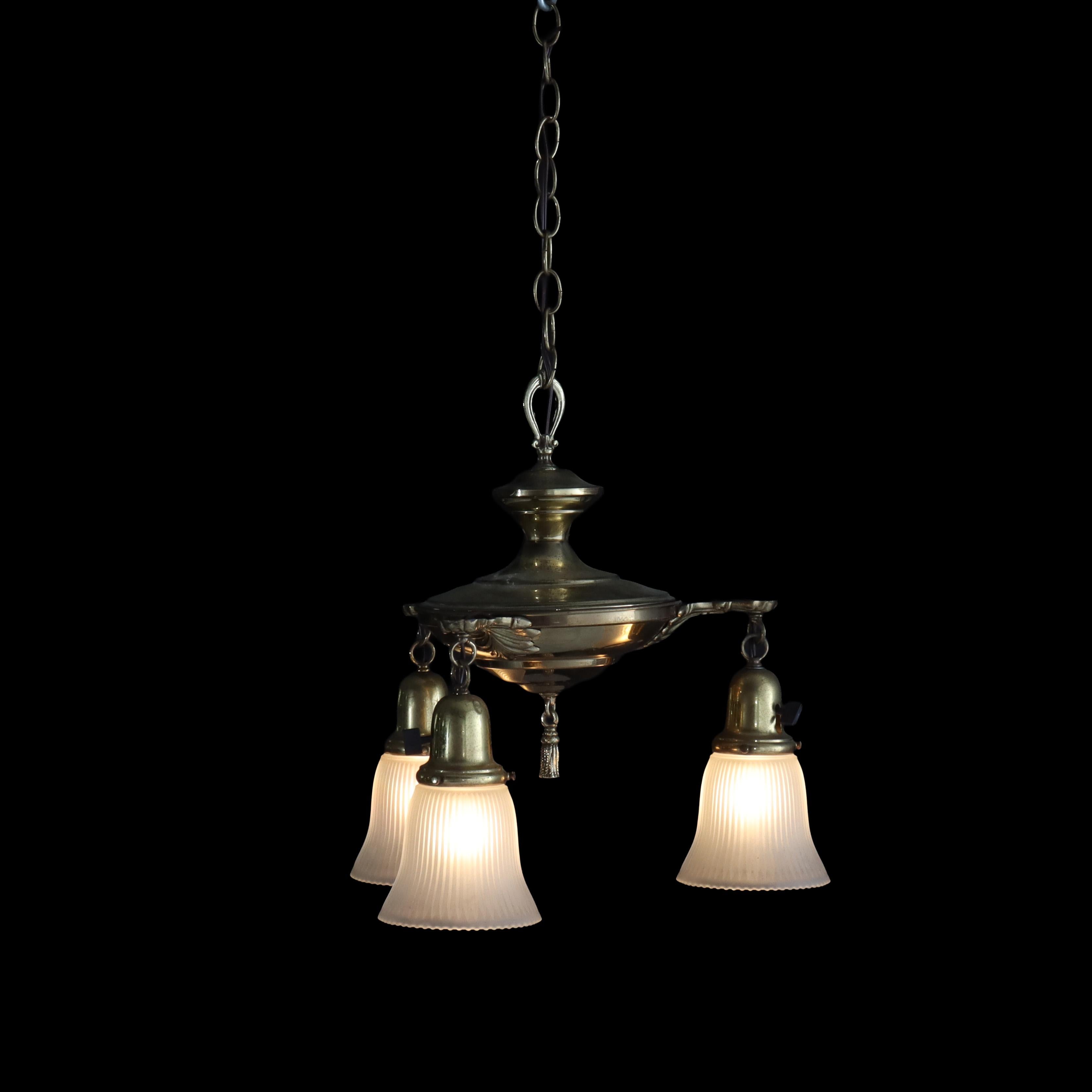 Lampadario a 3 luci in ottone antico con paralumi in vetro opalescente C1930
Misure: 27 3/4