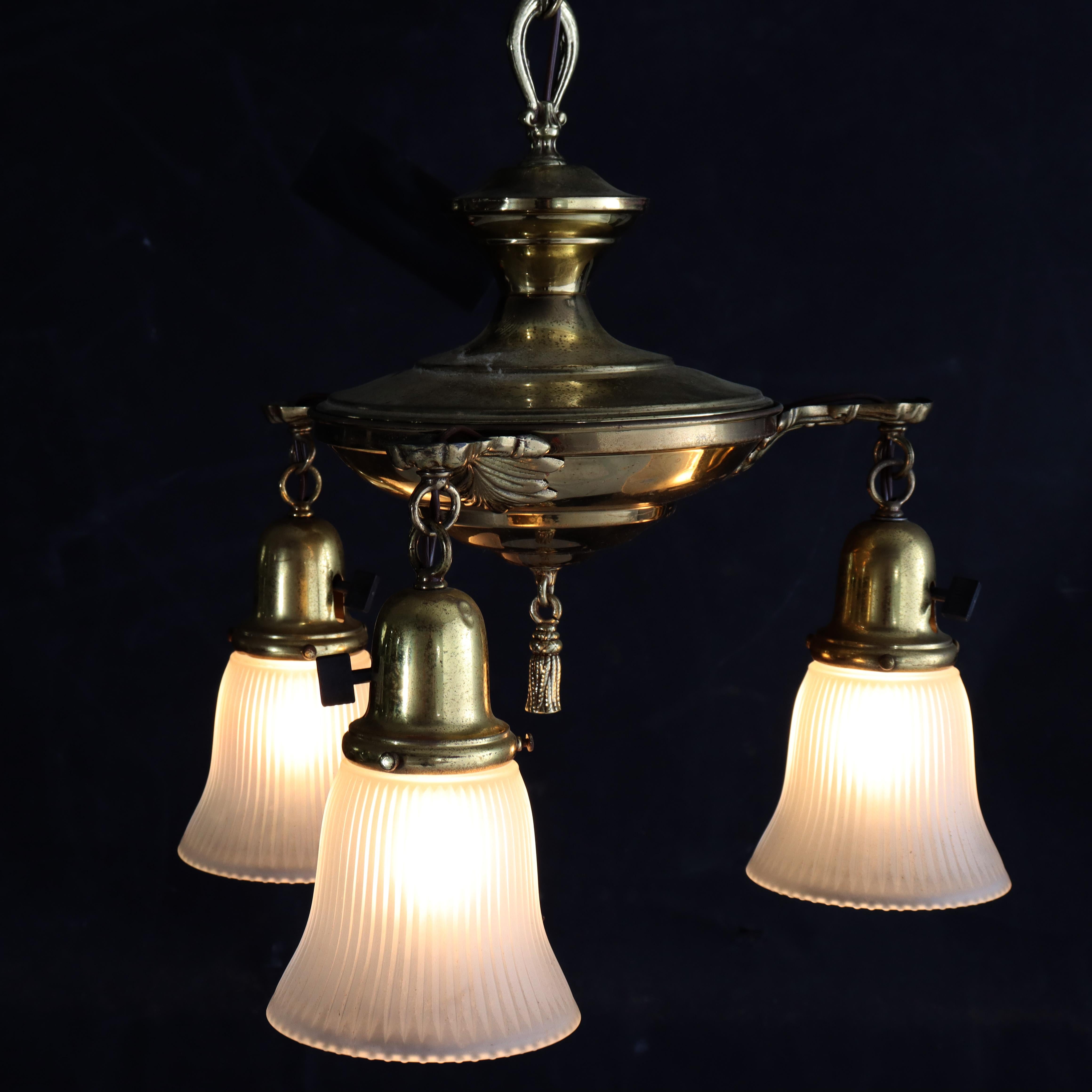 Americano Lampadario a 3 luci in ottone antico con paralumi in vetro opalescente C1930 in vendita