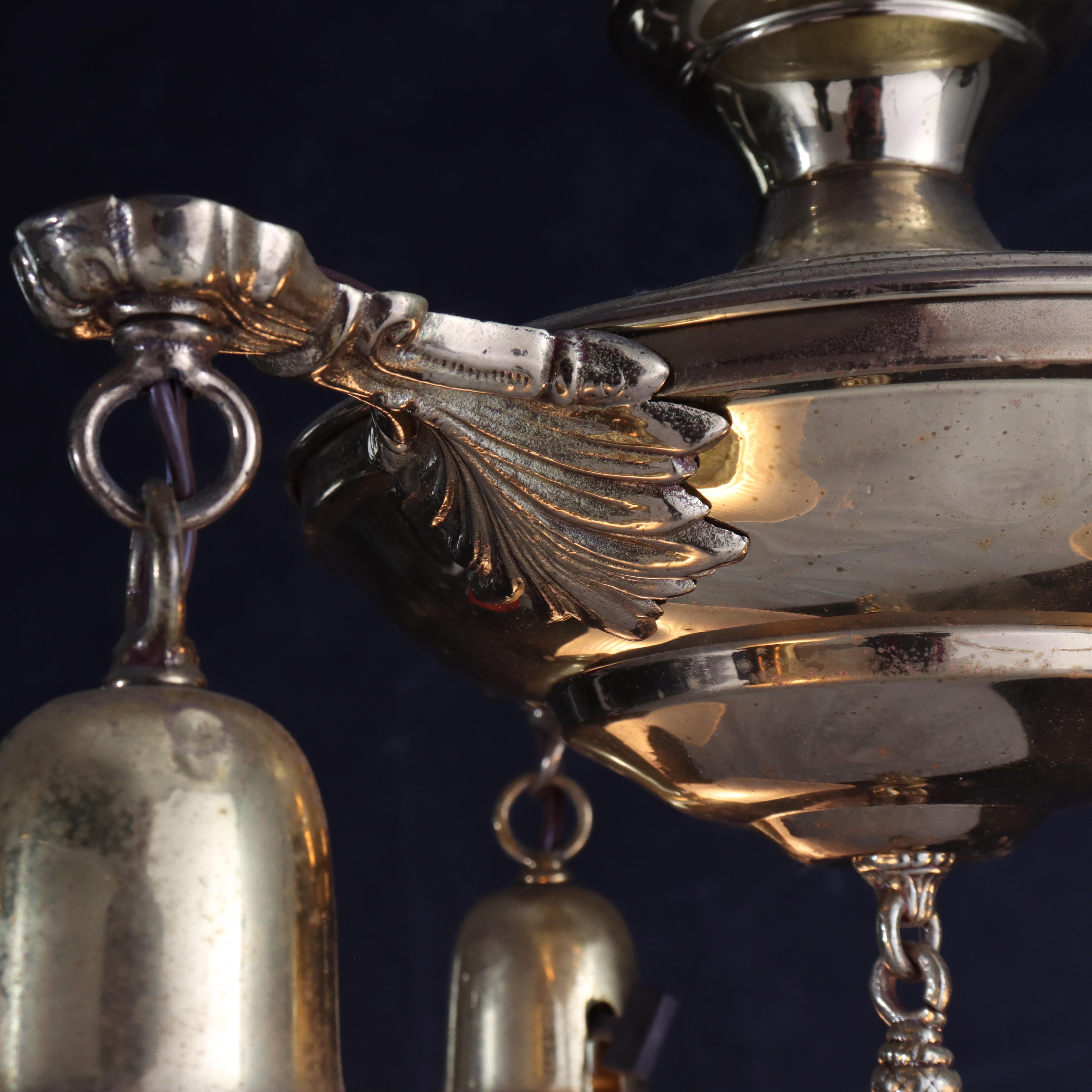 Lampadario a 3 luci in ottone antico con paralumi in vetro opalescente C1930 In condizioni buone in vendita a Big Flats, NY