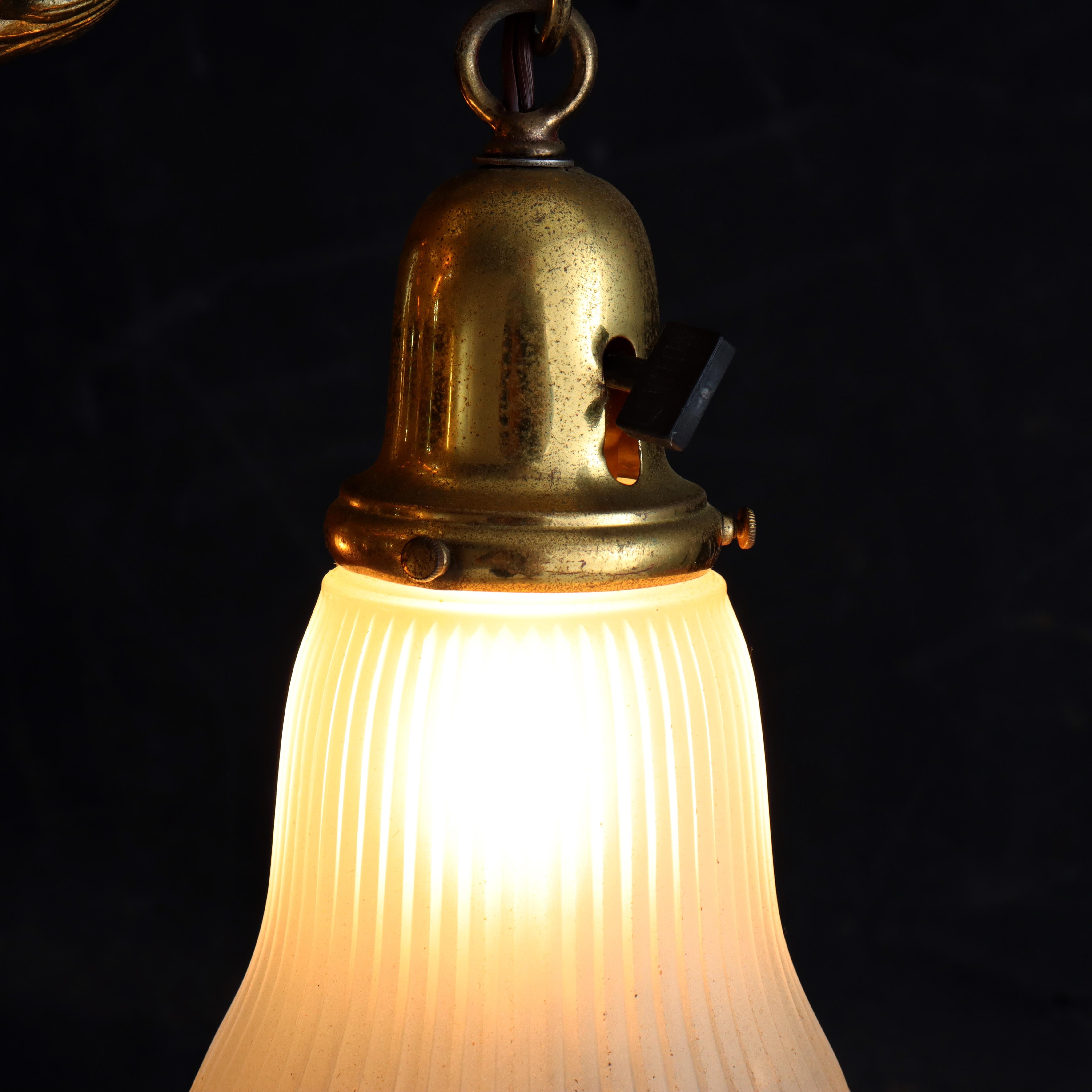 XX secolo Lampadario a 3 luci in ottone antico con paralumi in vetro opalescente C1930 in vendita