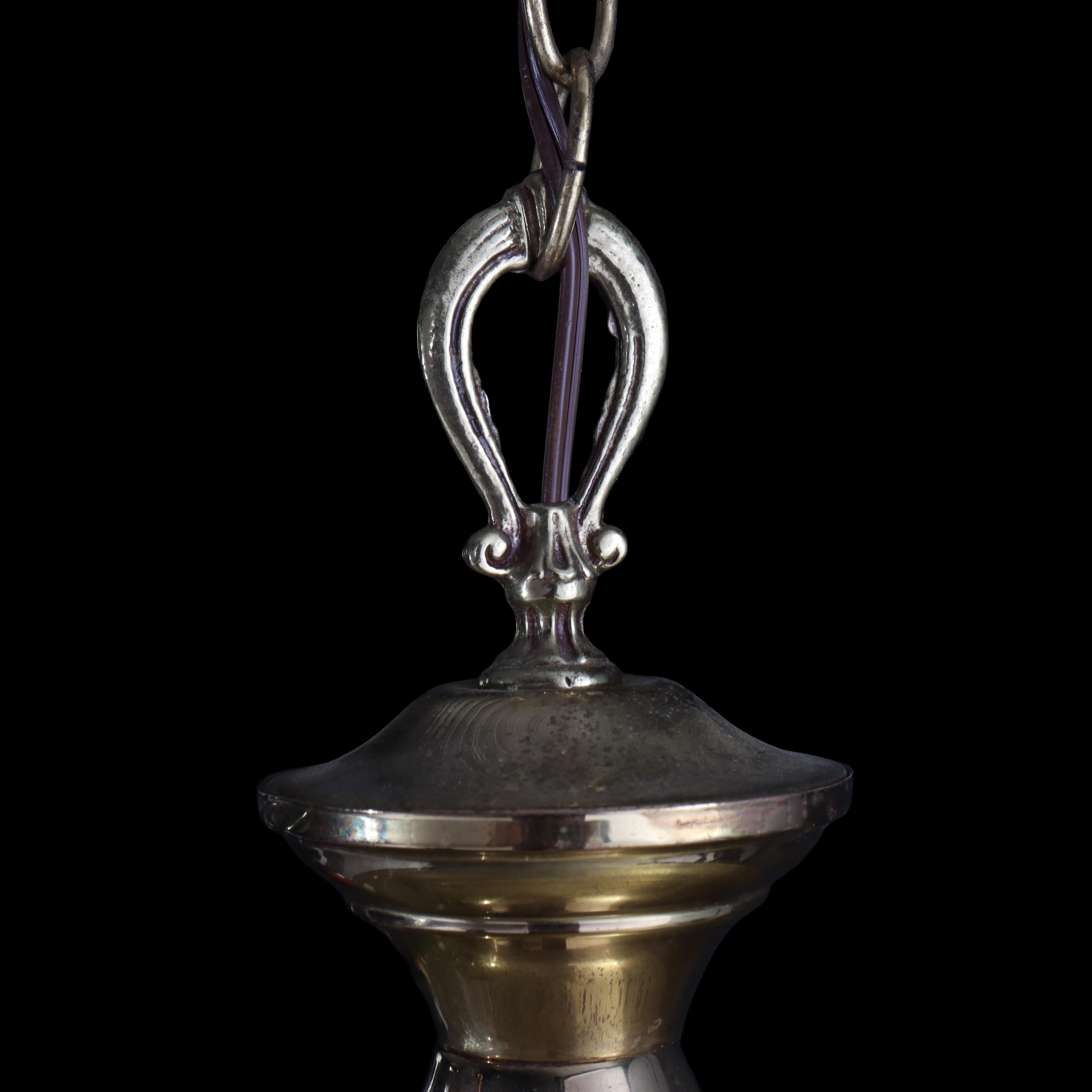 Ottone Lampadario a 3 luci in ottone antico con paralumi in vetro opalescente C1930 in vendita