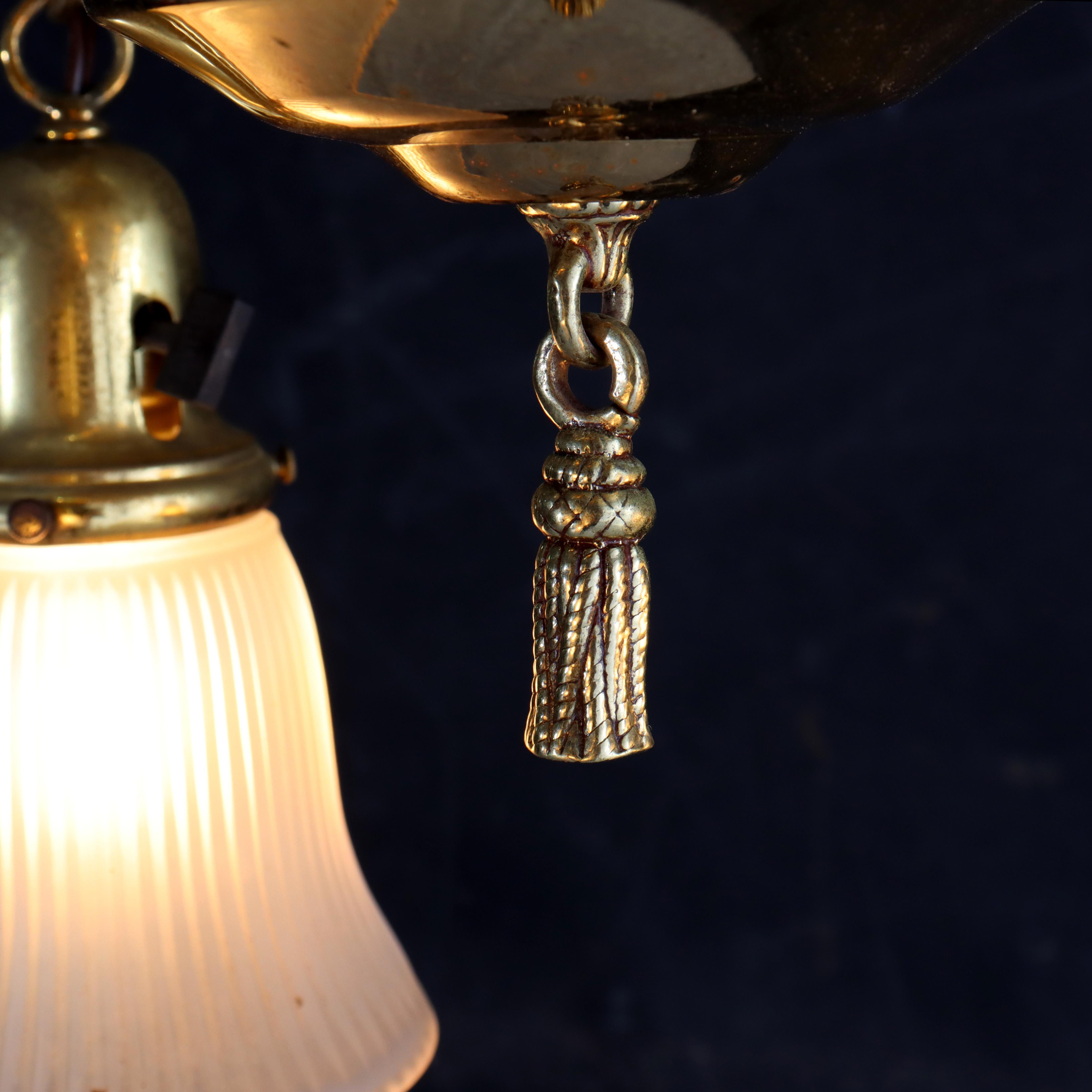 Lampadario a 3 luci in ottone antico con paralumi in vetro opalescente C1930 in vendita 1