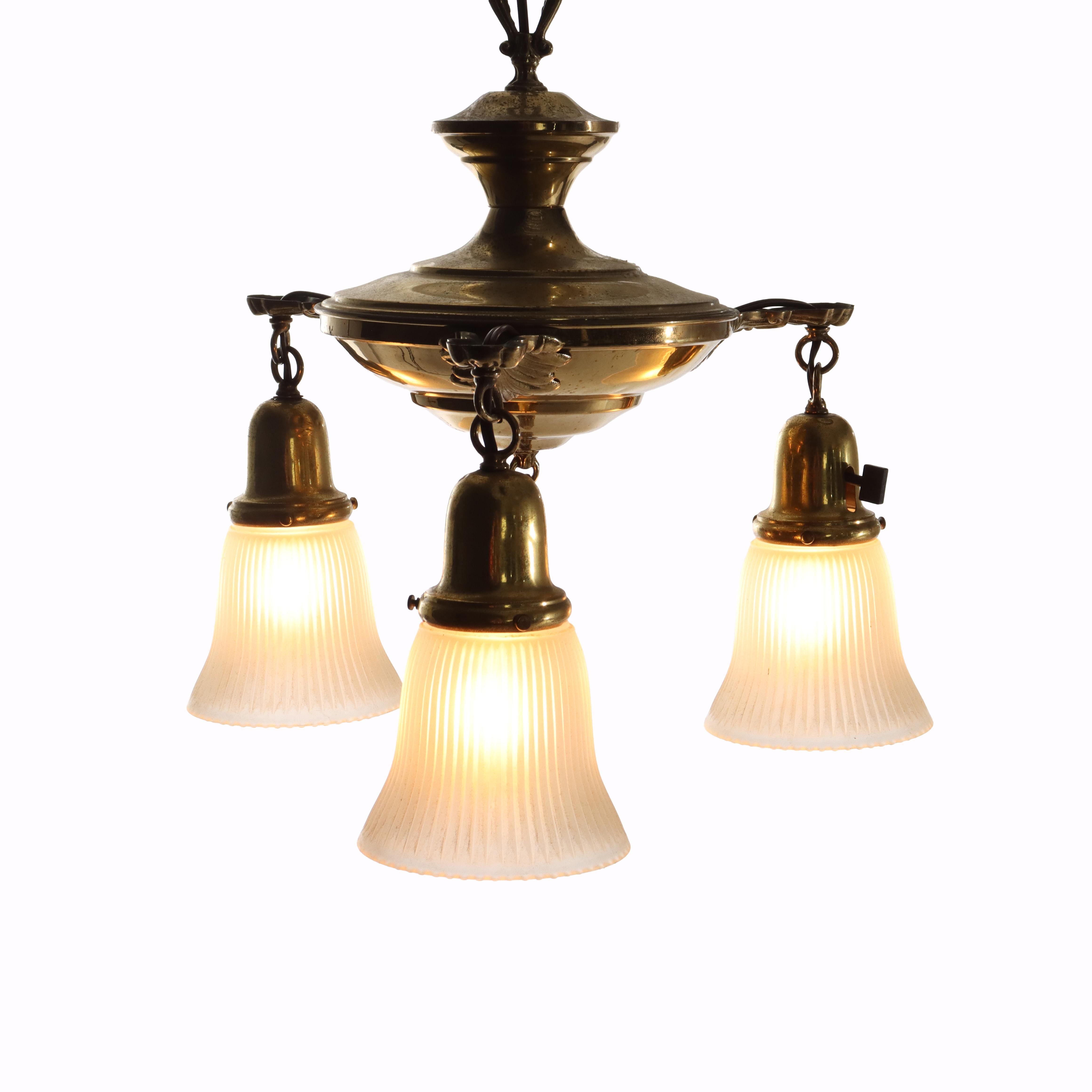Lampadario a 3 luci in ottone antico con paralumi in vetro opalescente C1930 in vendita 2