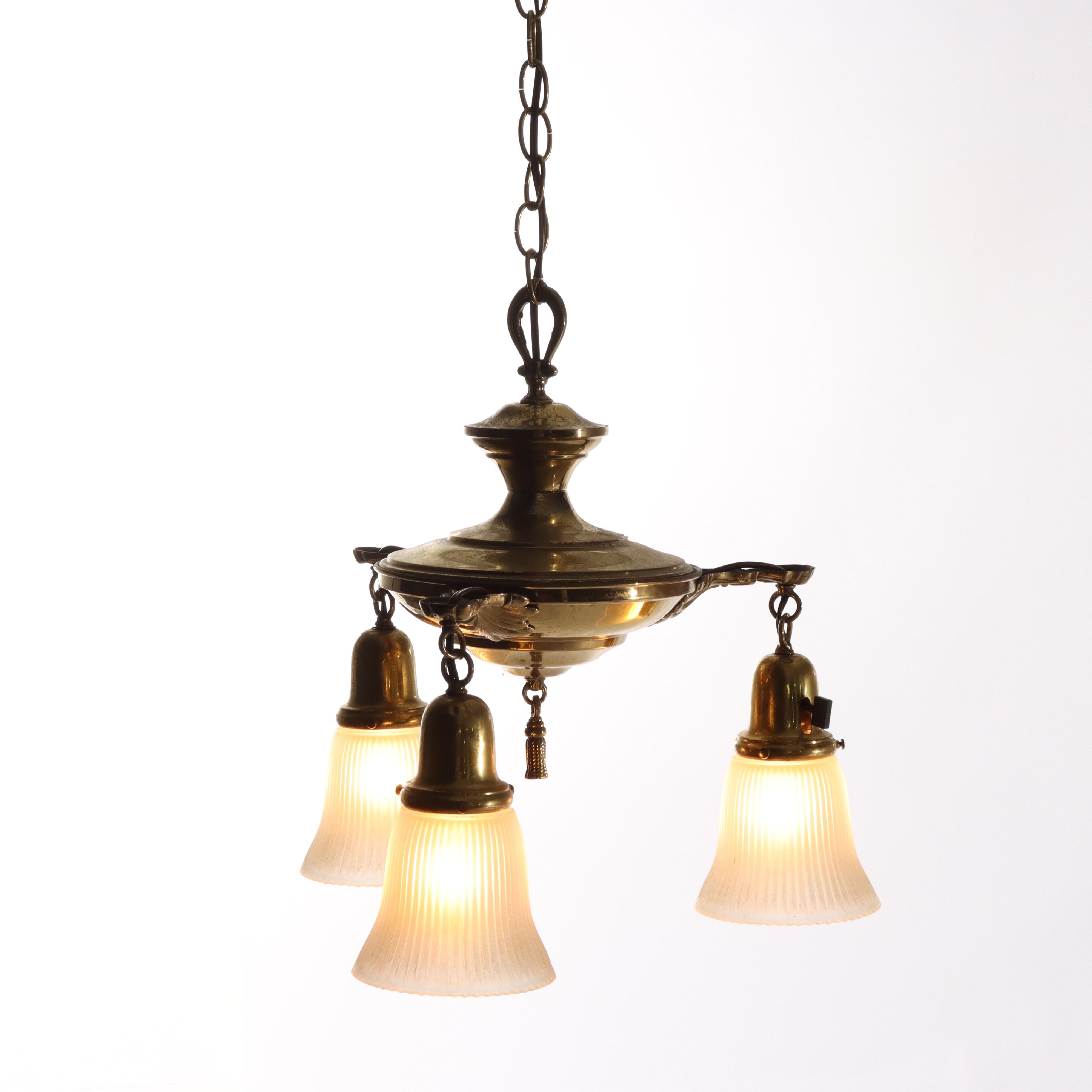 Lampadario a 3 luci in ottone antico con paralumi in vetro opalescente C1930 in vendita 3