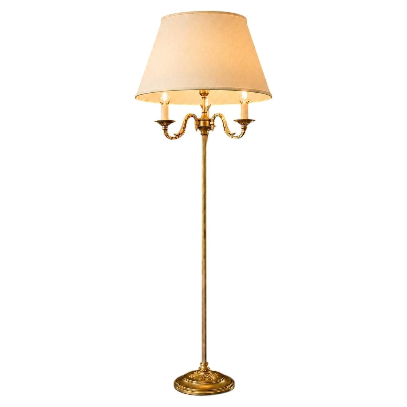 Candelabro de pie neoclásico de tres brazos de latón de principios del siglo XX