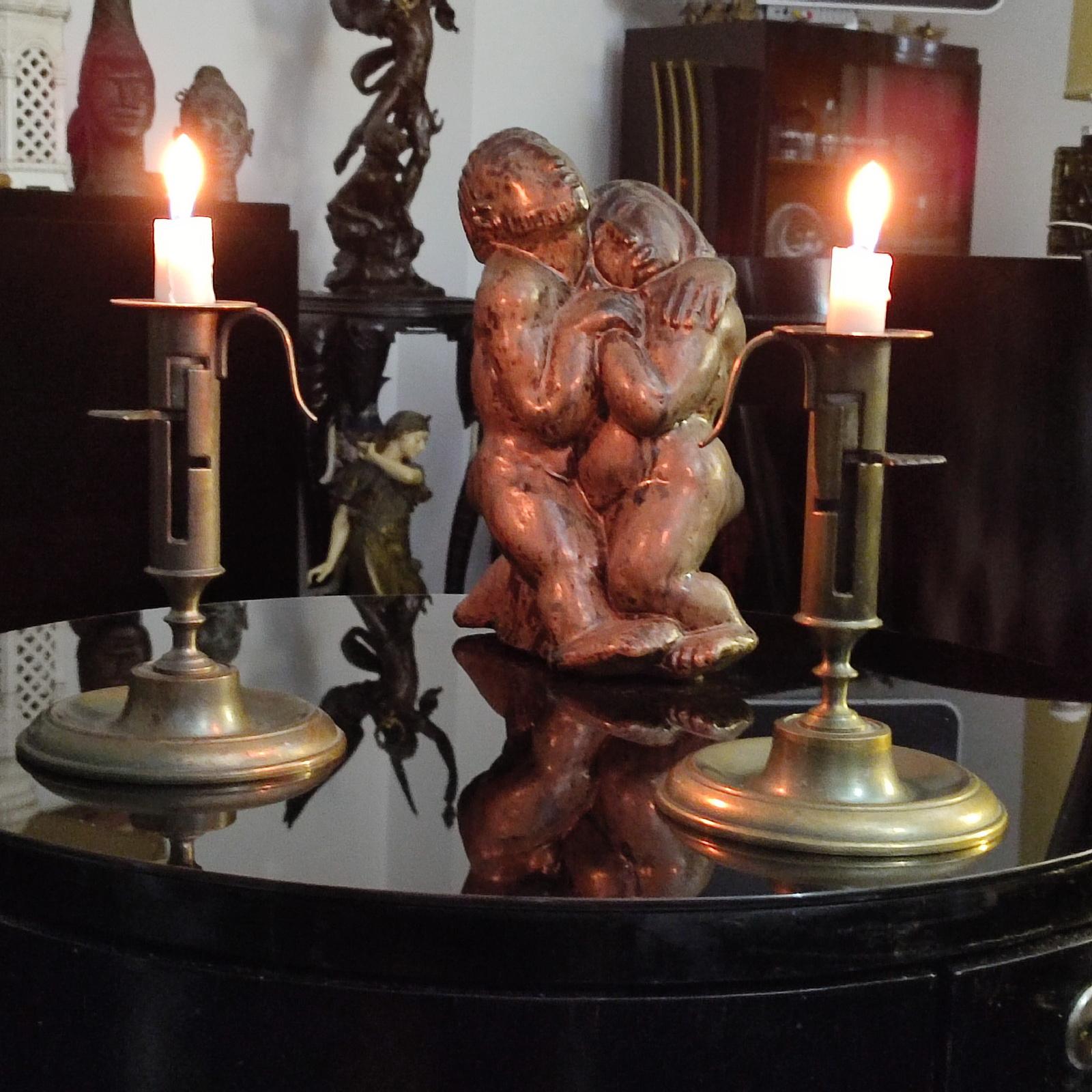 Ein Paar skandinavischer, antiker Kerzenhalter aus Messing, Mitte des 19. Jahrhunderts. Sie haben einen hohen Leuchter mit einem 
