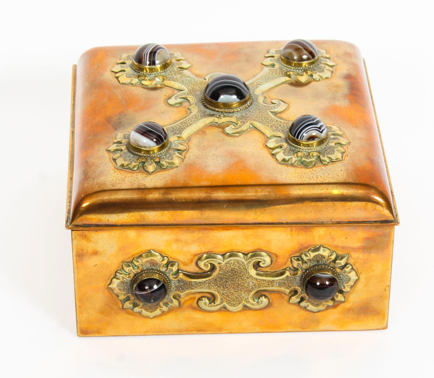 This is a superb quality brass gaming box applied with banded agate cabochons and strapwork, retailed by Carlilse and Watts, Edinburgh, circa 1850 in date.

The beautifully casket features a fitted interior with playing cards, brass cribbage set,