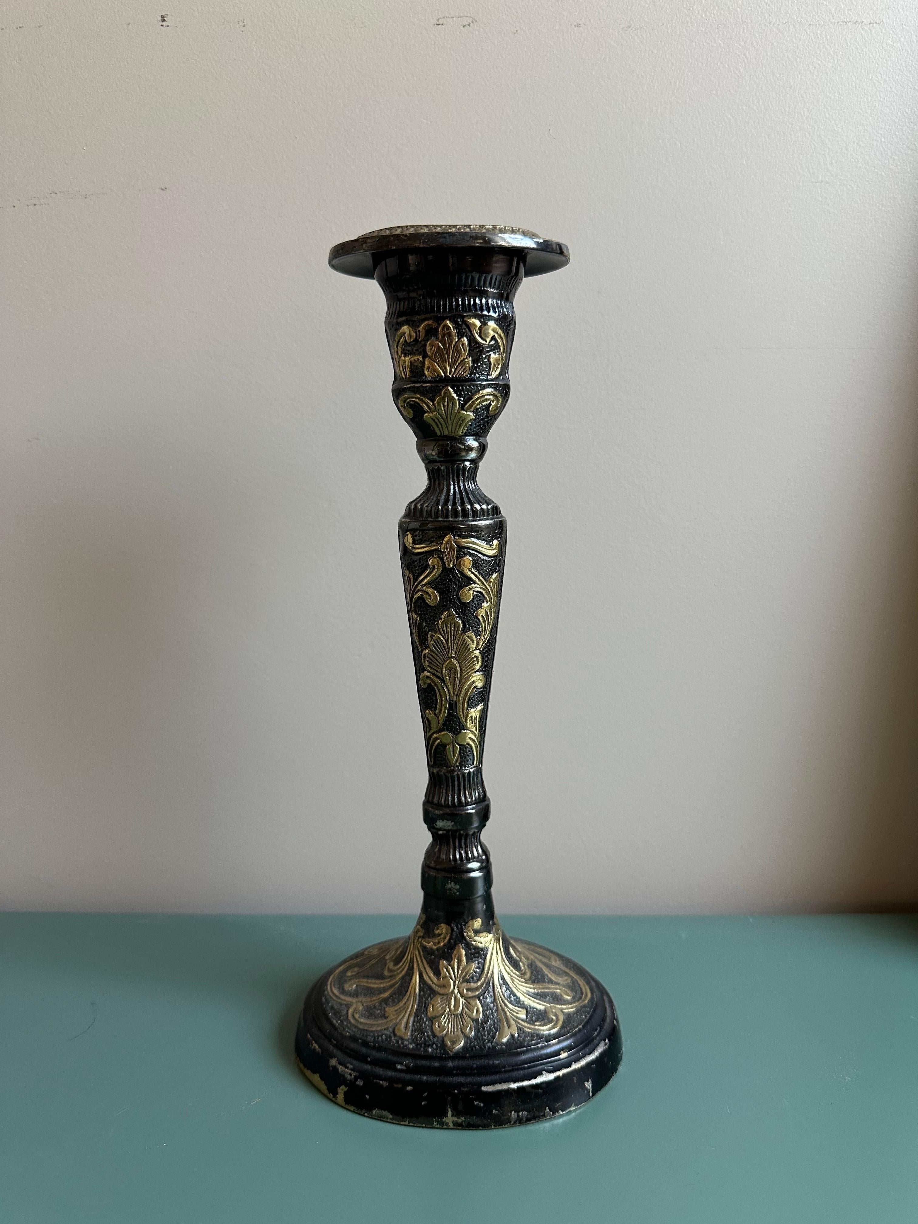 Dieser aus massivem Messing gefertigte Kerzenhalter ist mit einer komplizierten, schwarz-goldenen Blumenätzung versehen, die jedem Raum einen Hauch von Vintage-Charme verleiht. Er ist für eine einzelne Spitzkerze ausgelegt und verfügt über einen