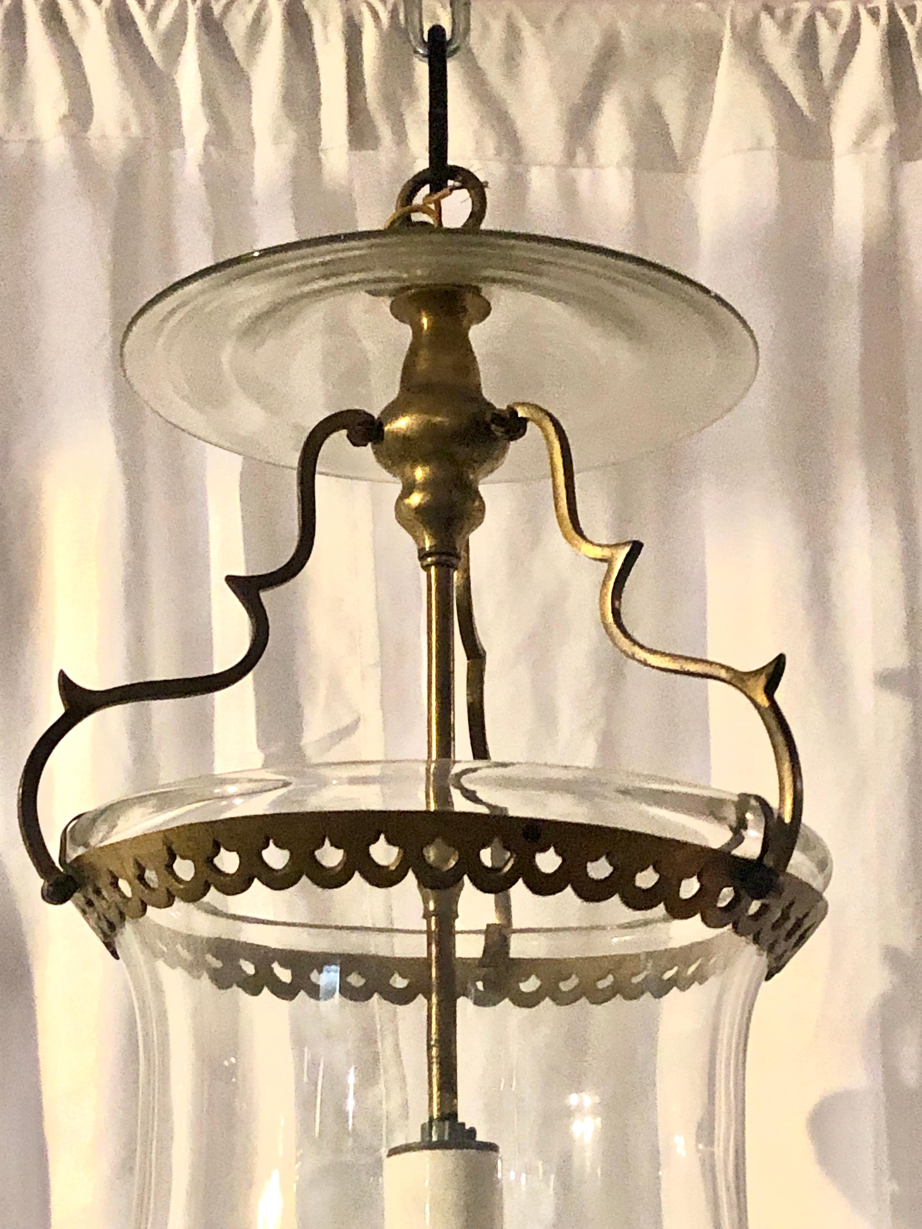 Antike Flurlaterne aus Messing und mundgeblasenem Glas, ca. 1920.
Eine sehr hübsche Leuchte mit schönen Linien und kleineren Abmessungen. Es würde perfekt in einem Flur oder Eingangsbereich aussehen.
