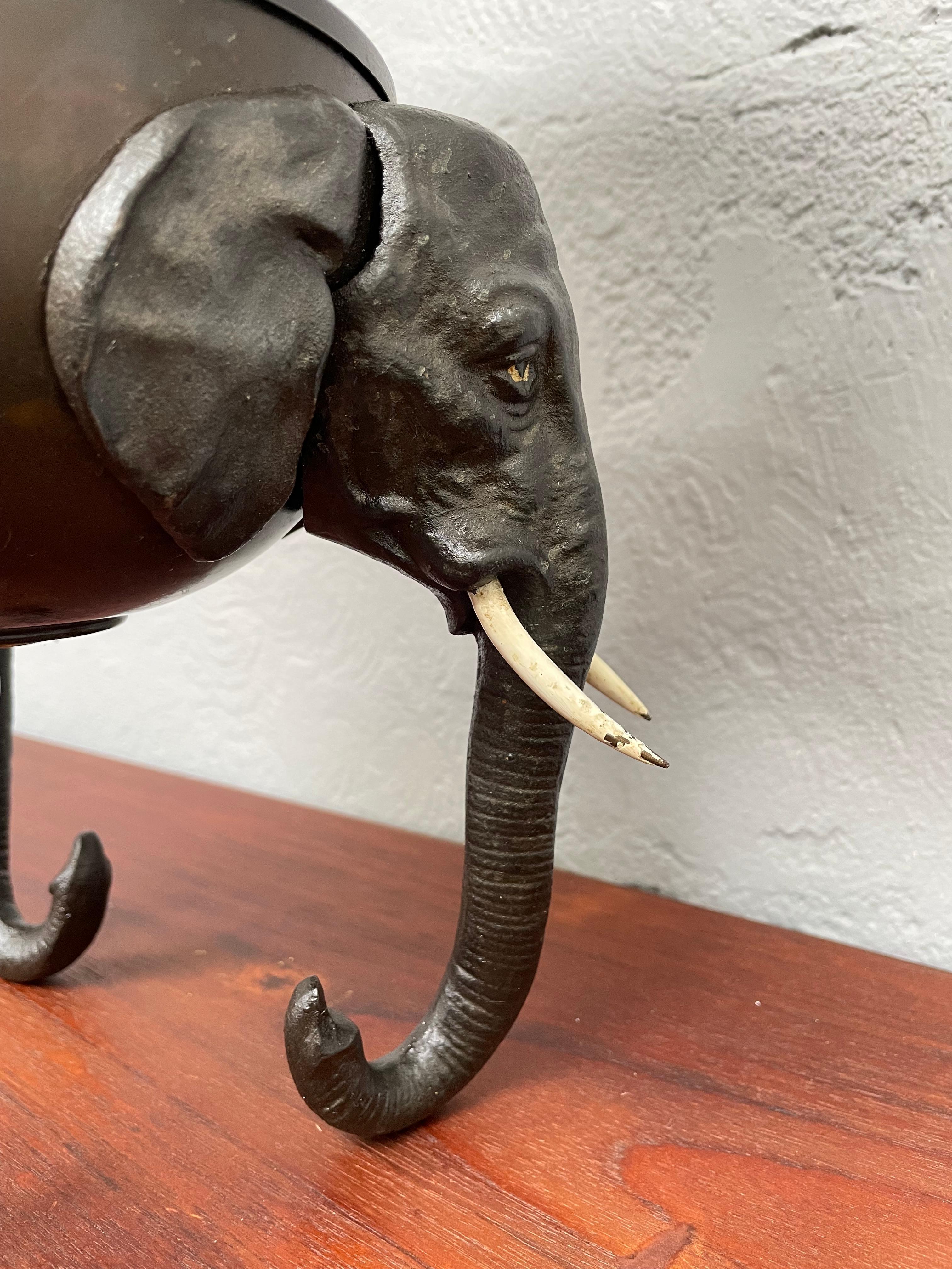 Fatto a mano Lampade a forma di elefante in ottone e ghisa di Voss of Denmark in vendita