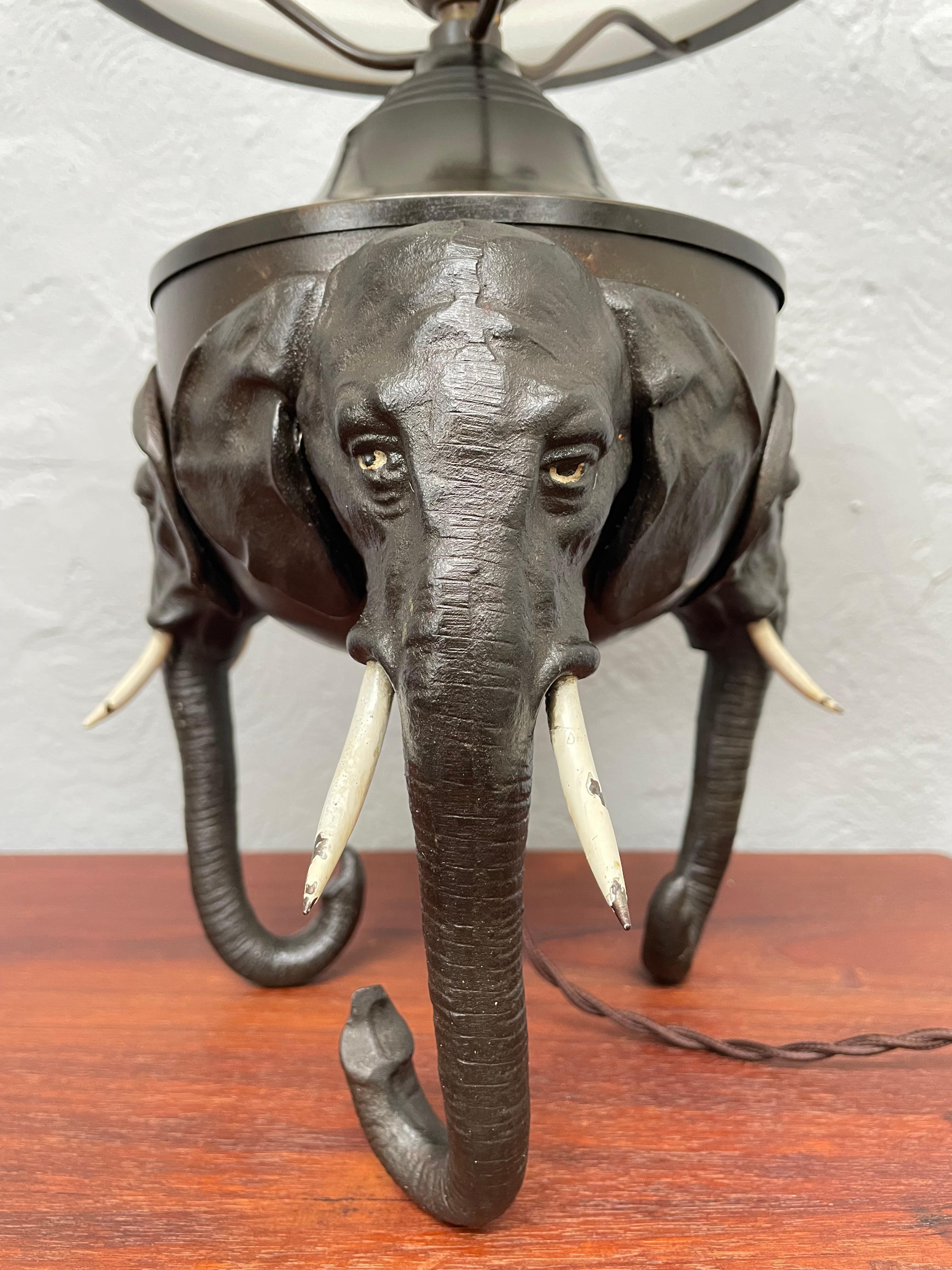 Inizio XX secolo Lampade a forma di elefante in ottone e ghisa di Voss of Denmark in vendita