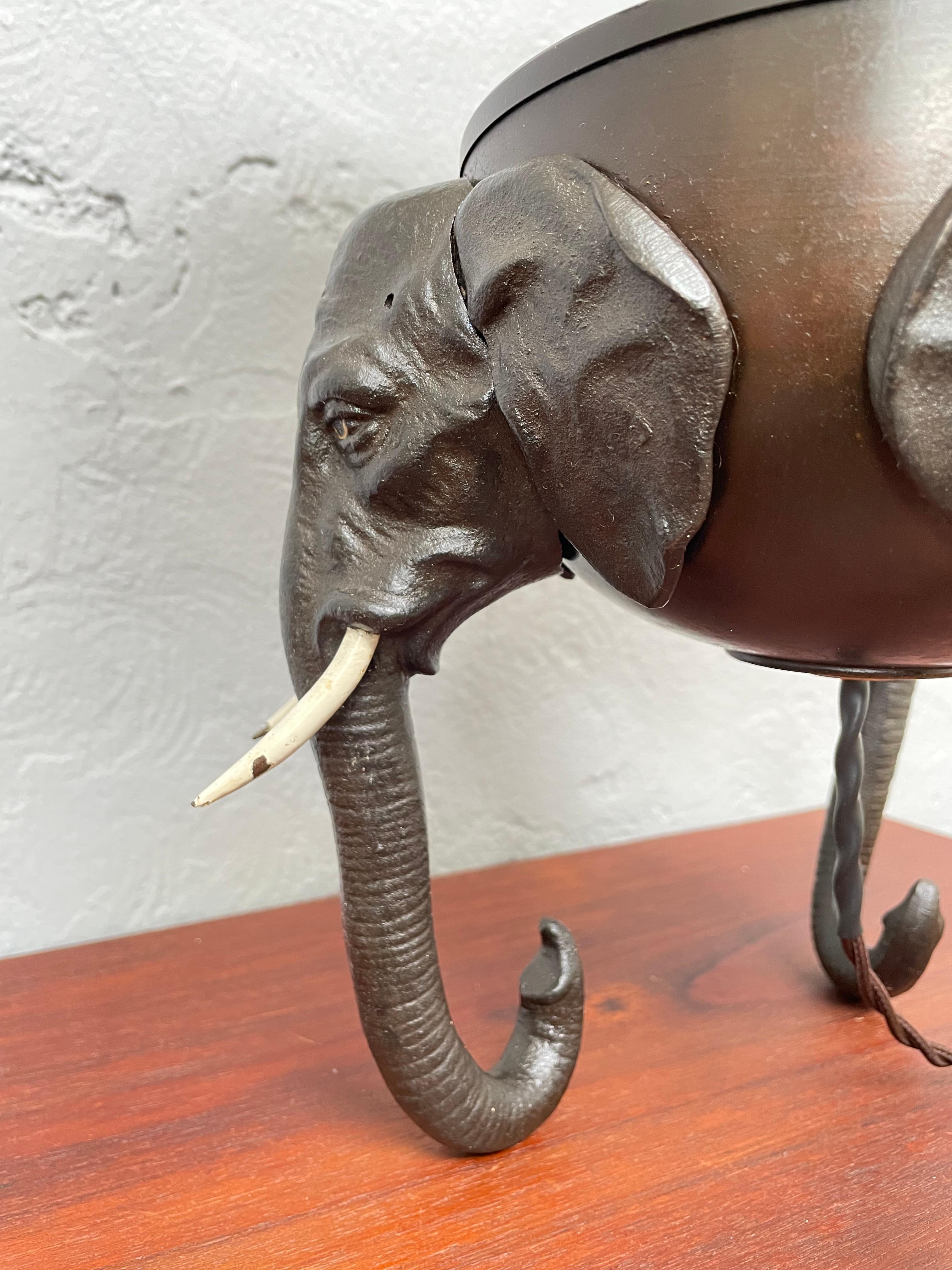 Ottone Lampade a forma di elefante in ottone e ghisa di Voss of Denmark in vendita