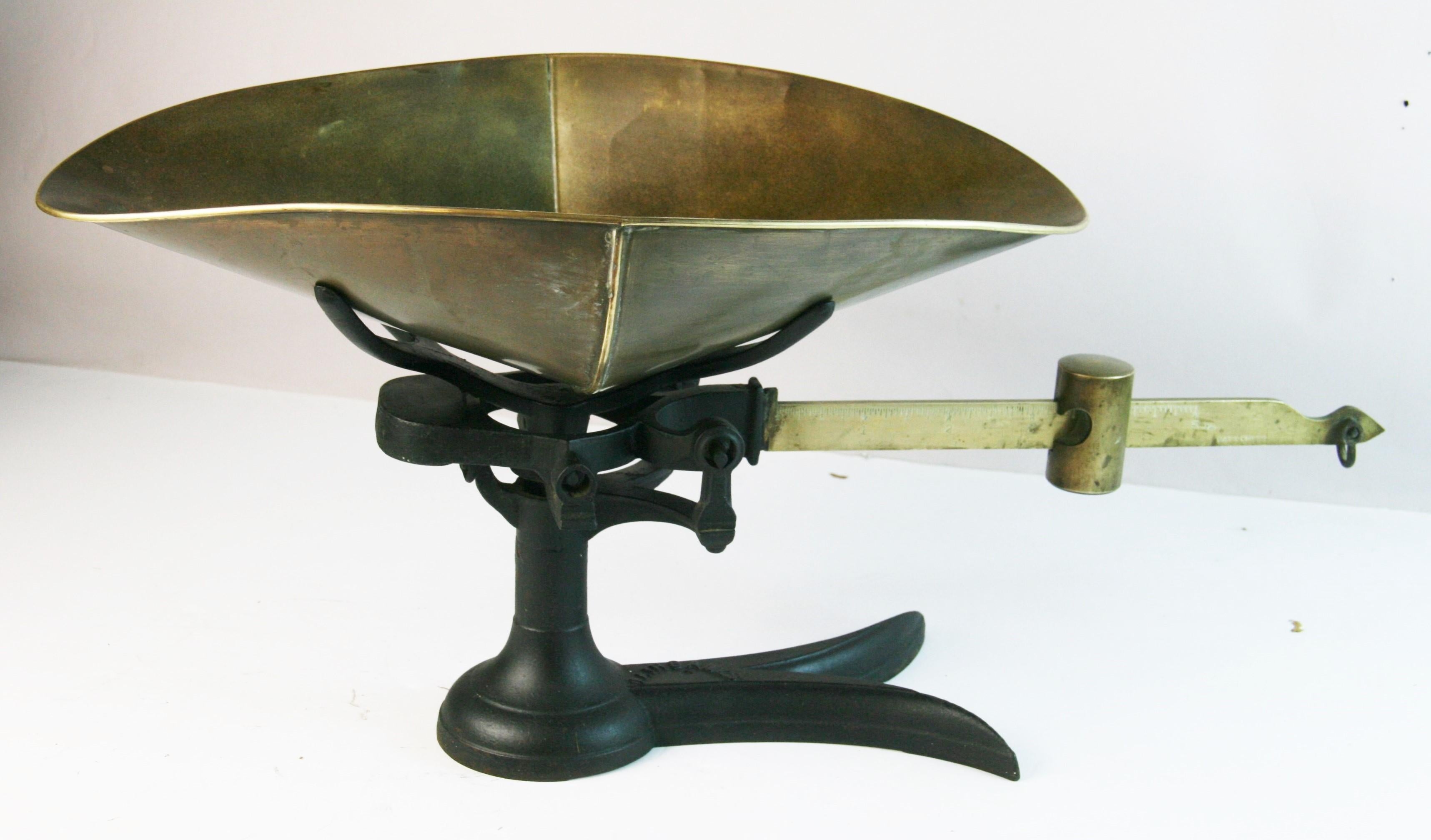 1783 Ancienne balance Fairbanks en fonte et laiton.
Peut être utilisé comme bac à plantes 