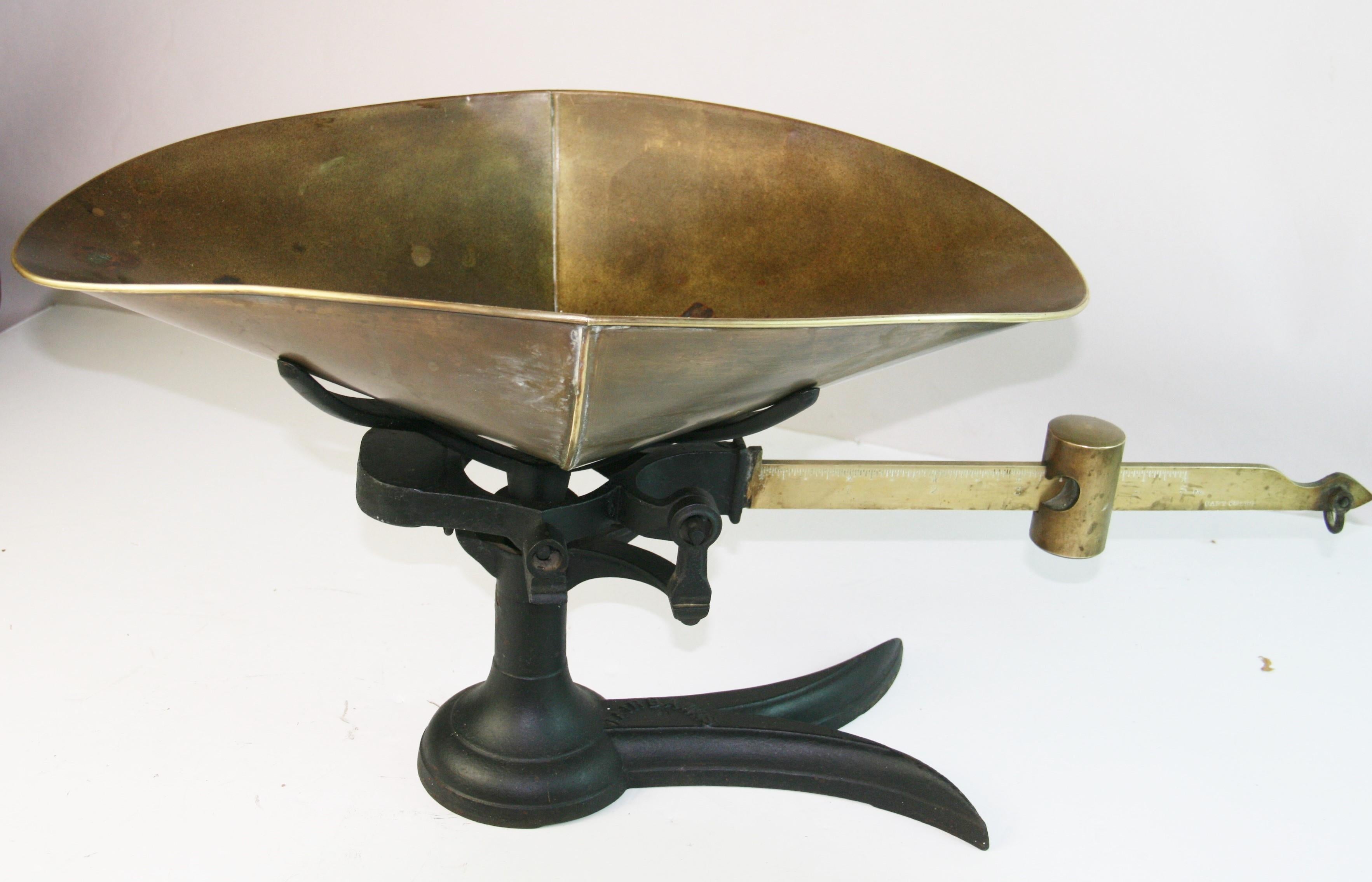 Ancienne écaille de jardinière/ Jardinière en laiton et fonte de Fairbanks Bon état - En vente à Douglas Manor, NY