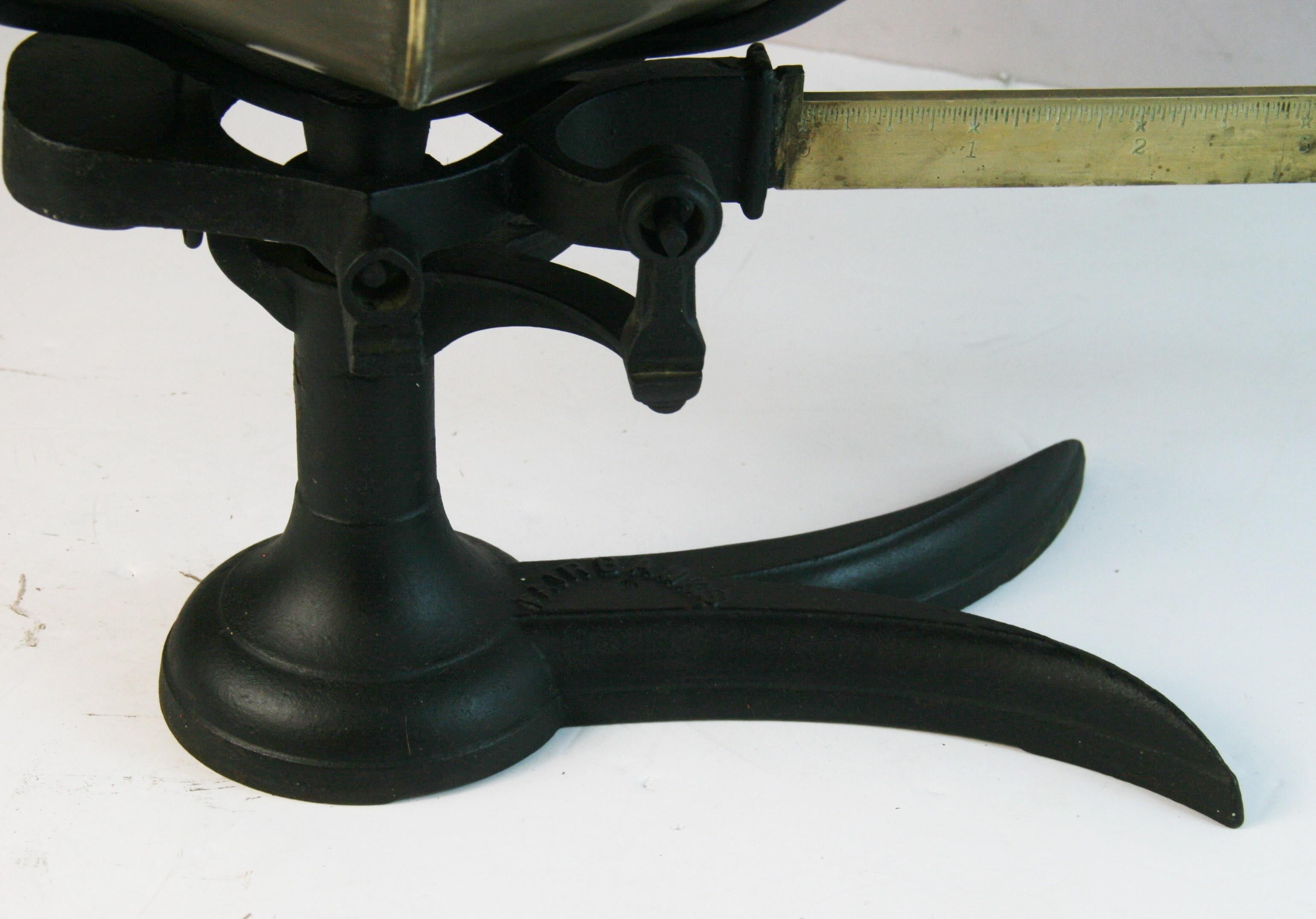 Laiton Ancienne écaille de jardinière/ Jardinière en laiton et fonte de Fairbanks en vente
