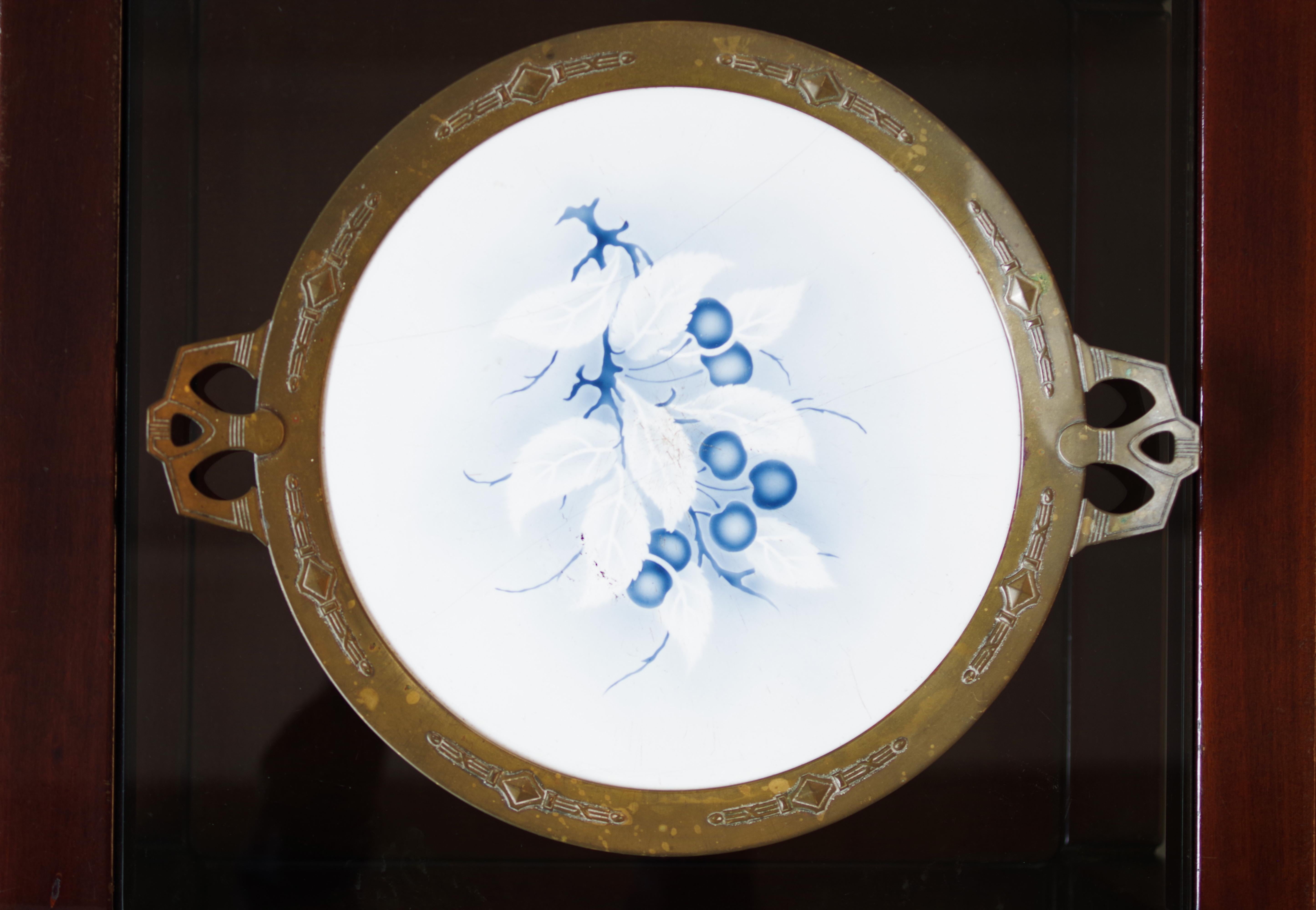 Bandeja de latón antiguo y cerámica con asas - Elegancia años 50/1960 en venta 1
