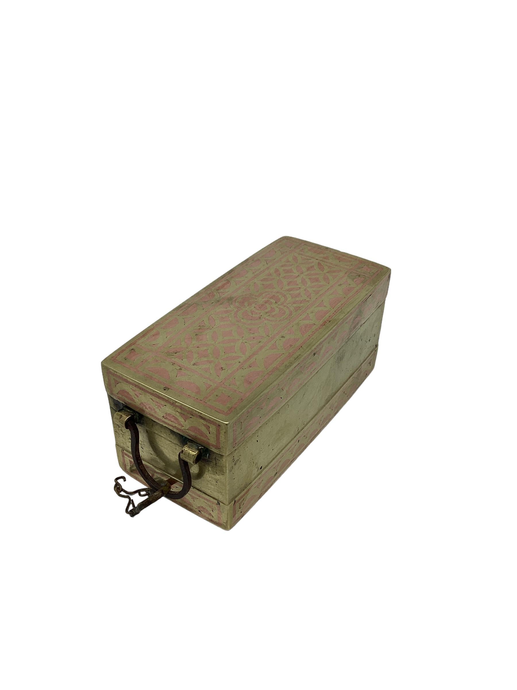 Caja antigua de latón y cobre para nueces de betel siglo XIX en venta