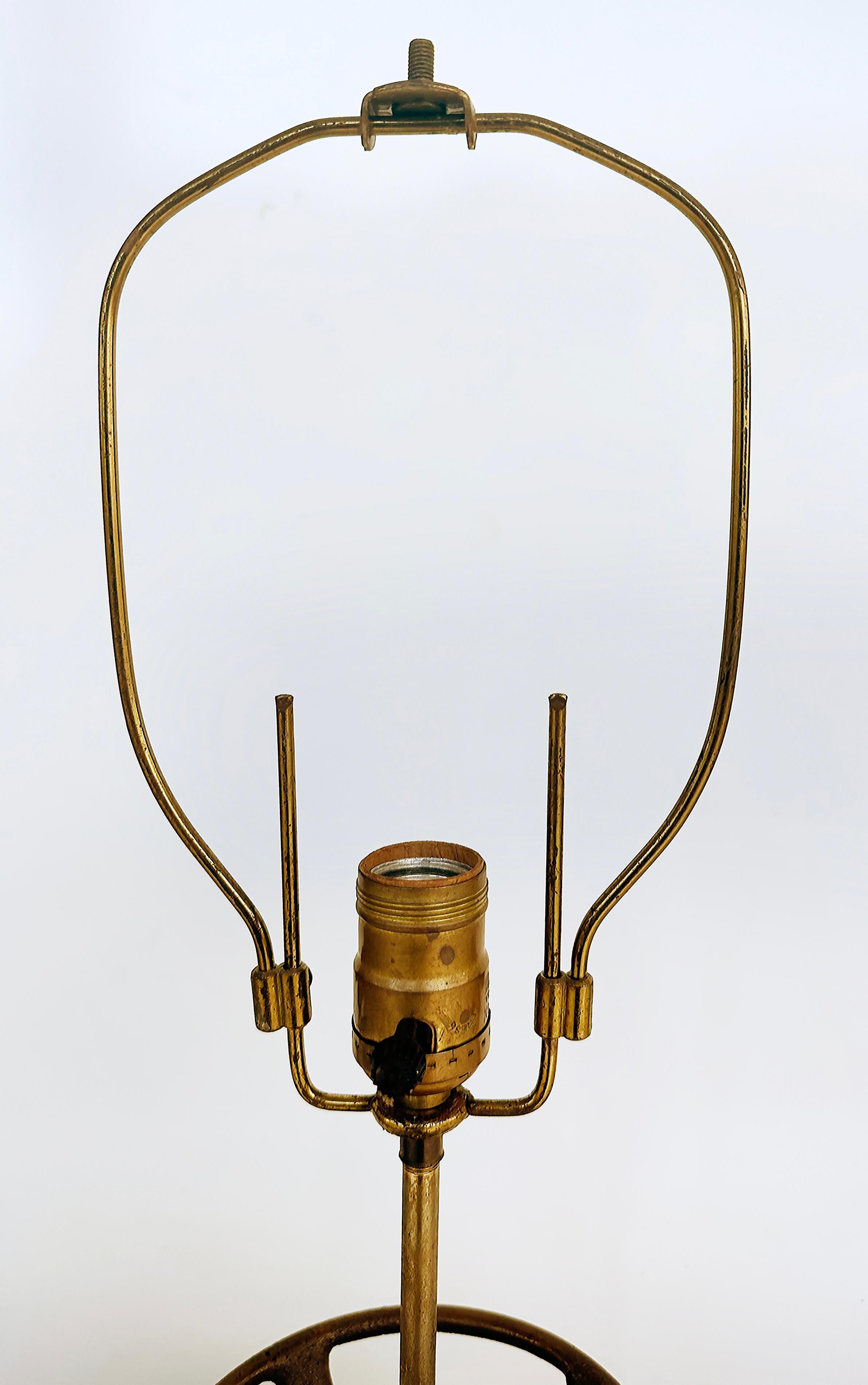 20ième siècle Ancienne lampe de bureau d'incendie en laiton et cuivre avec grande plaque de fabricant en vente